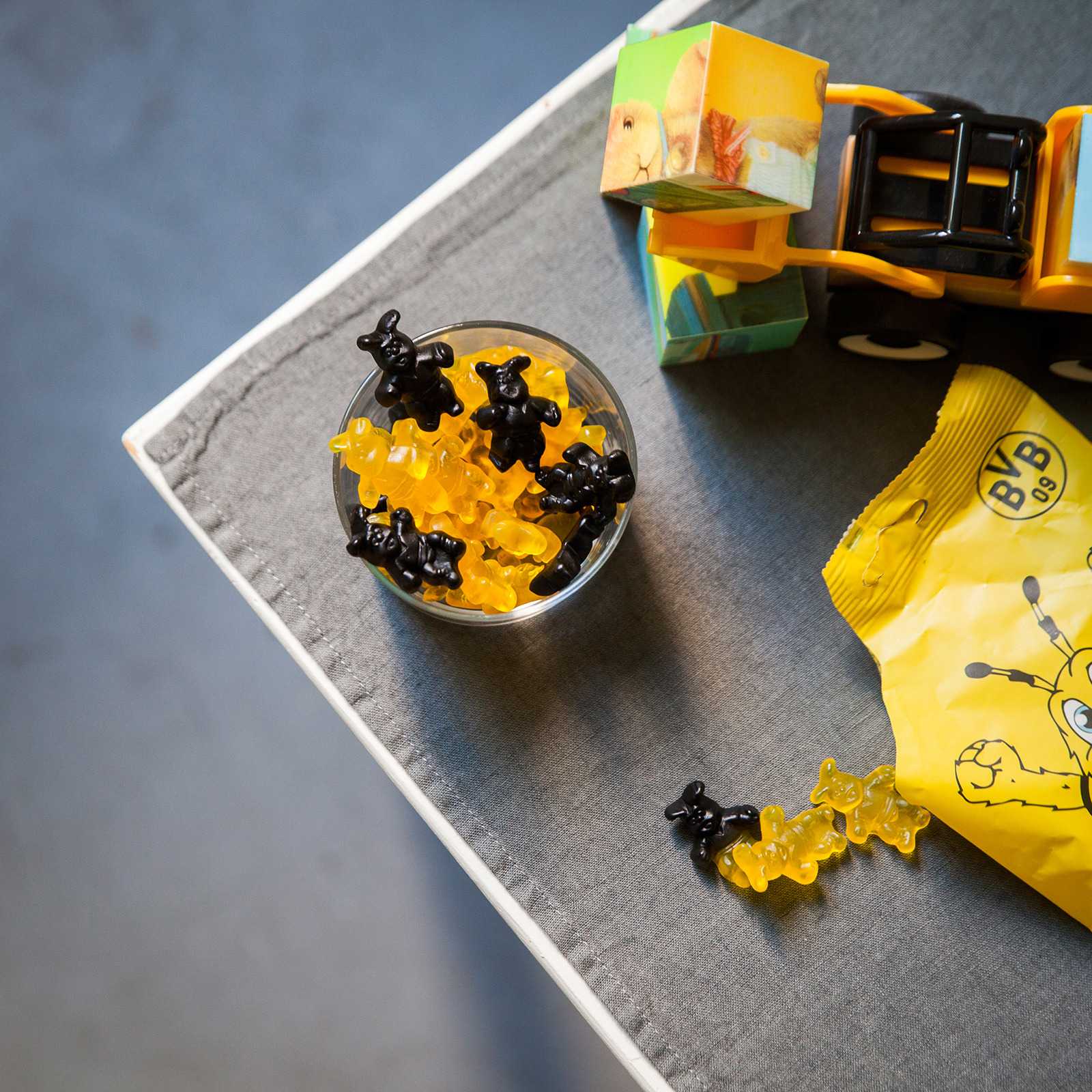 Die schwarzgelben Fruchtgummis ausgepackt in einer Schale