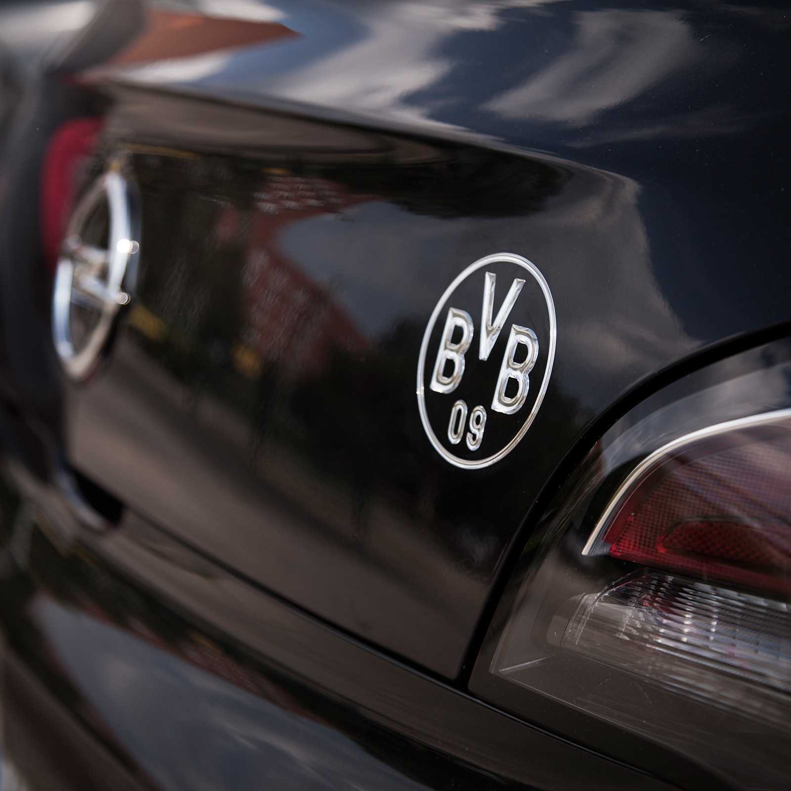 Detailansicht des BVB-Auto-Aufklebers (silber) mit BVB-Emblem auf schwarzem Fahrzeugheck.
