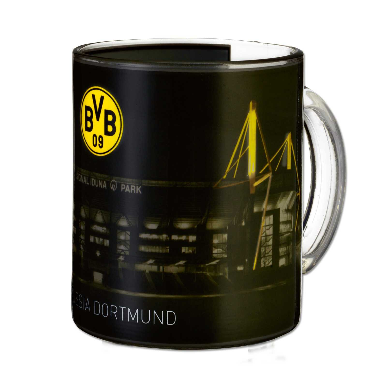Frontansicht des BVB-Zauberglases mit schwarzgelbem BVB-Emblem und Motiv vom SIGNAL IDUNA PARK bei Nacht, Henkel aus klarem Glas.