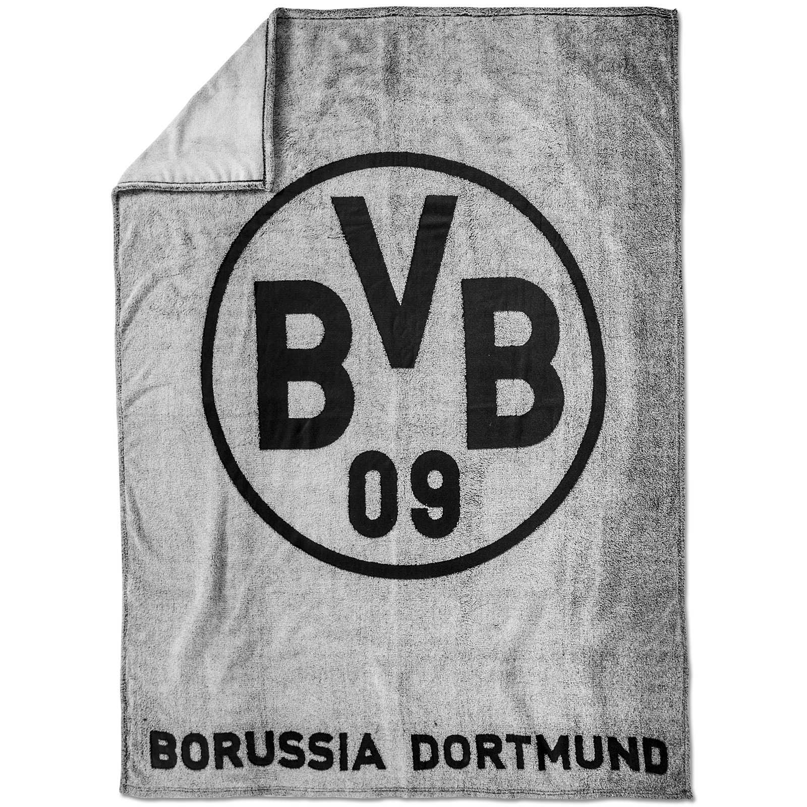 Vorderansicht der grauen BVB-Fleecedecke mit großem BVB-Emblem und dem Schriftzug "BORUSSIA DORTMUND" am unteren Rand.