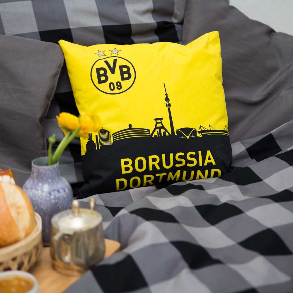 Vorderansicht des BVB-Kissens mit Skyline (40 x 40cm) in schwarzgelb, BVB-Emblem und stilisierte Dortmunder Skyline auf dem Bezug sichtbar.