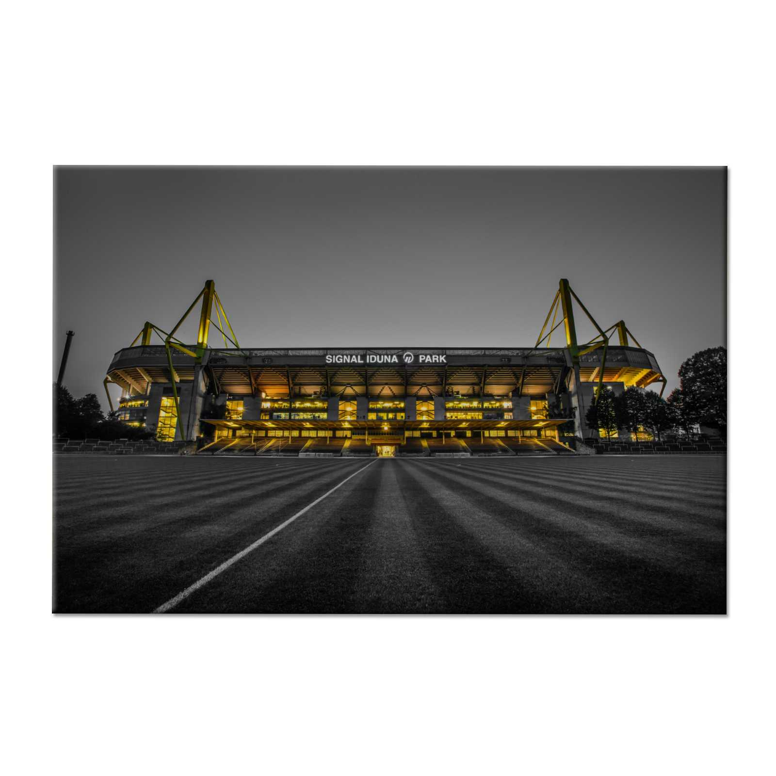 BVB-Kunstdruck SIP 80x50 cm zeigt den SIGNAL IDUNA PARK in schwarzgelber Beleuchtung, Frontalansicht auf das Stadion bei Abenddämmerung.