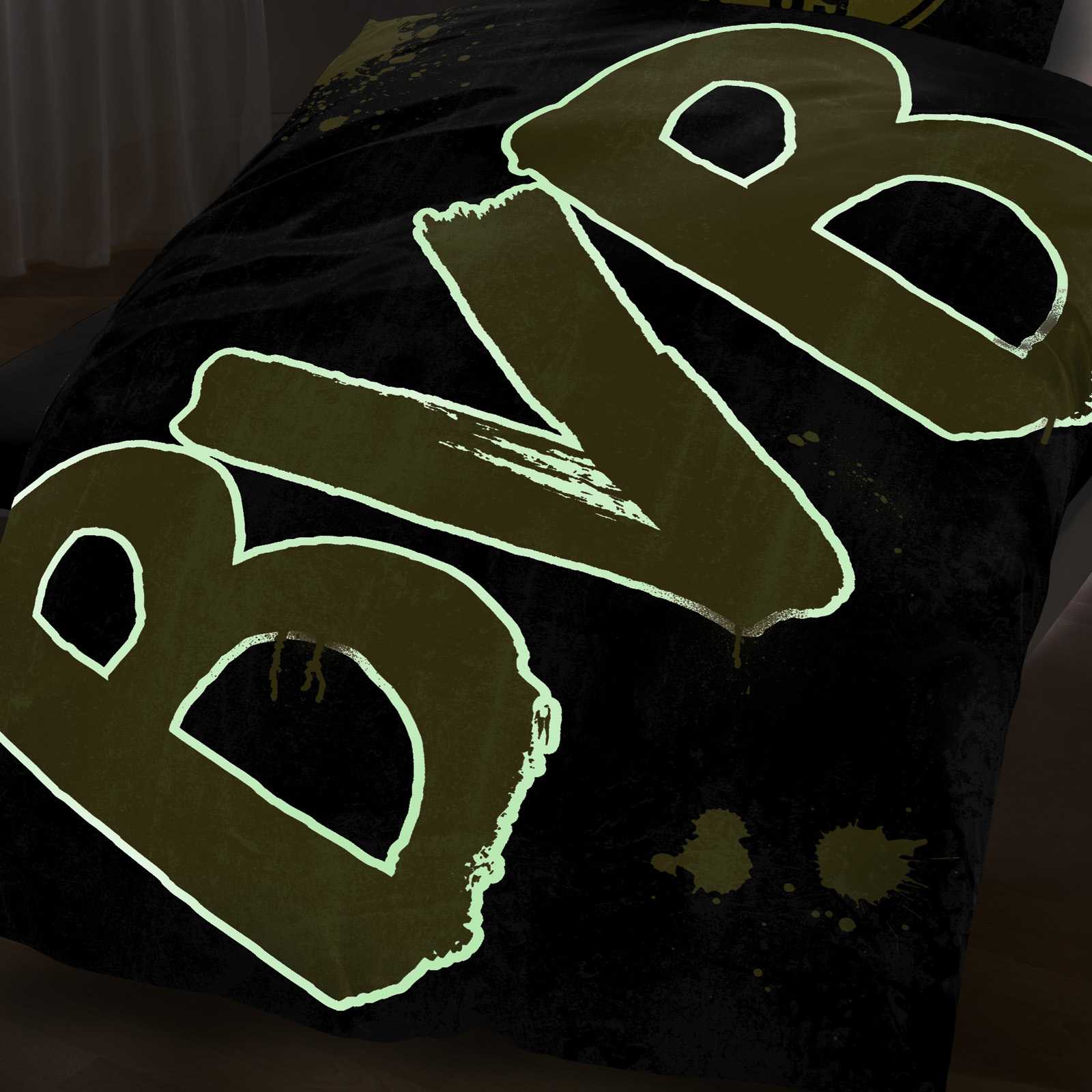 Detailansicht der BVB-Bettwäsche Glow in the Dark (135x200cm) in schwarzgelb mit großem, leuchtendem „BVB“-Schriftzug auf dunklem Hintergrund.