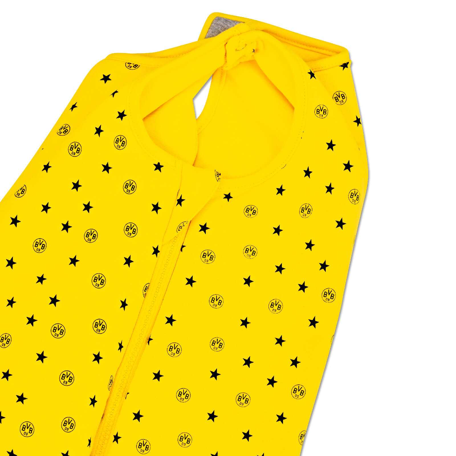 Detailansicht des gelben EMMA-Babyschlafsacks mit schwarzen Sternen und BVB-Emblemen, Reißverschluss vorn, weich und bequem gestaltet.