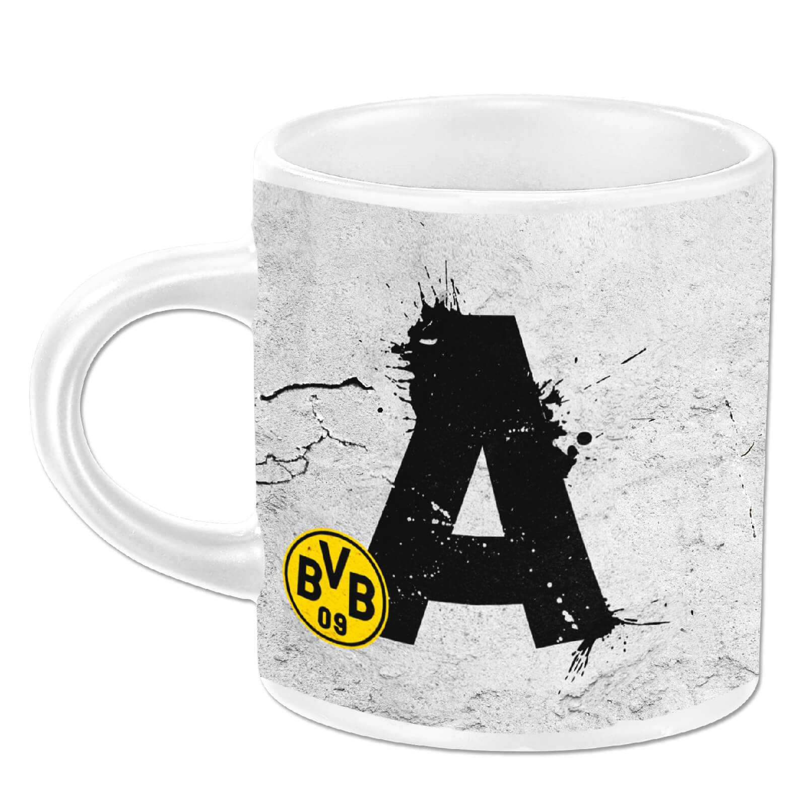 Vorderansicht der BVB-Tasse: A bis Z mit großem schwarzen Buchstaben "A" auf grauem Hintergrund und gelbem BVB-Emblem unten links.