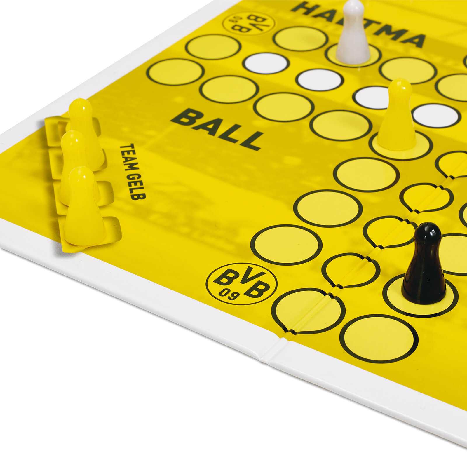 Detailansicht des BVB-Spiels "Haltma den Ball flach!" auf gelbem Spielfeld mit BVB 09-Emblem und Spielfiguren in gelb, weiß und schwarz.