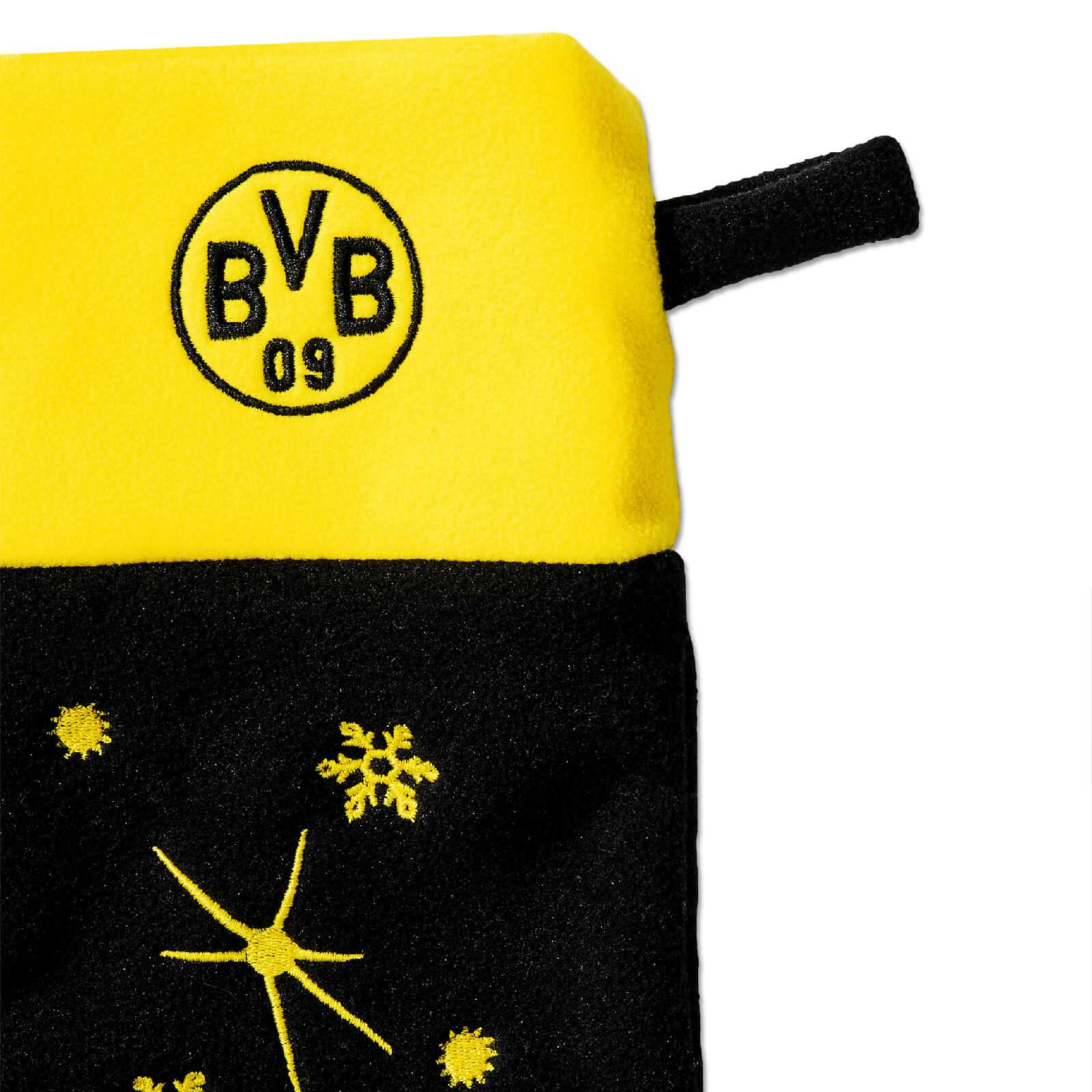 Detailansicht des BVB-Weihnachtsstrumpfs in schwarzgelb mit gesticktem BVB-Emblem und gelben Schneeflocken auf schwarzem Stoff.