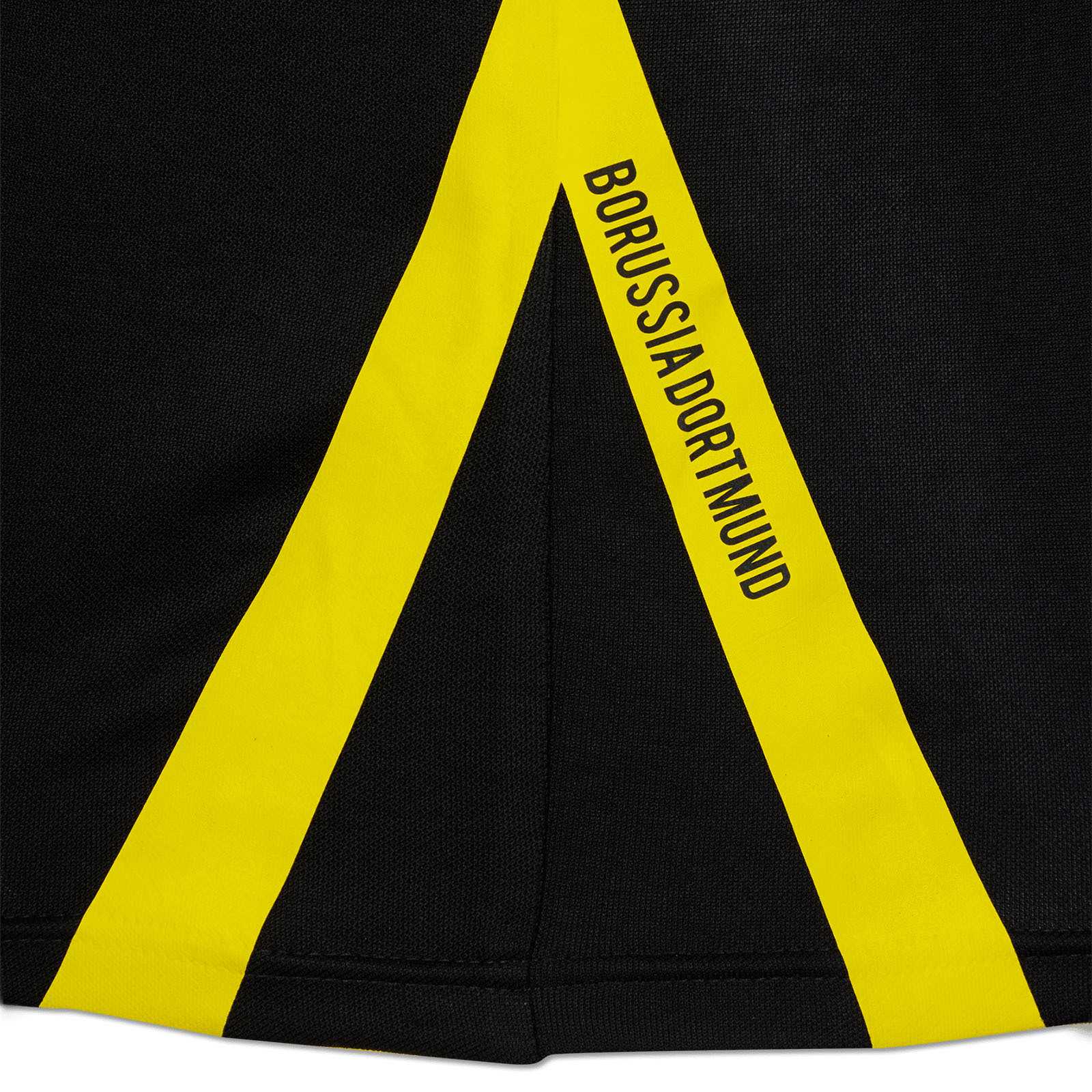 Detailansicht des BVB-Arbeits-T-Shirts schwarz mit gelben Streifen und schwarzem "BORUSSIA DORTMUND"-Schriftzug auf dem Stoff.