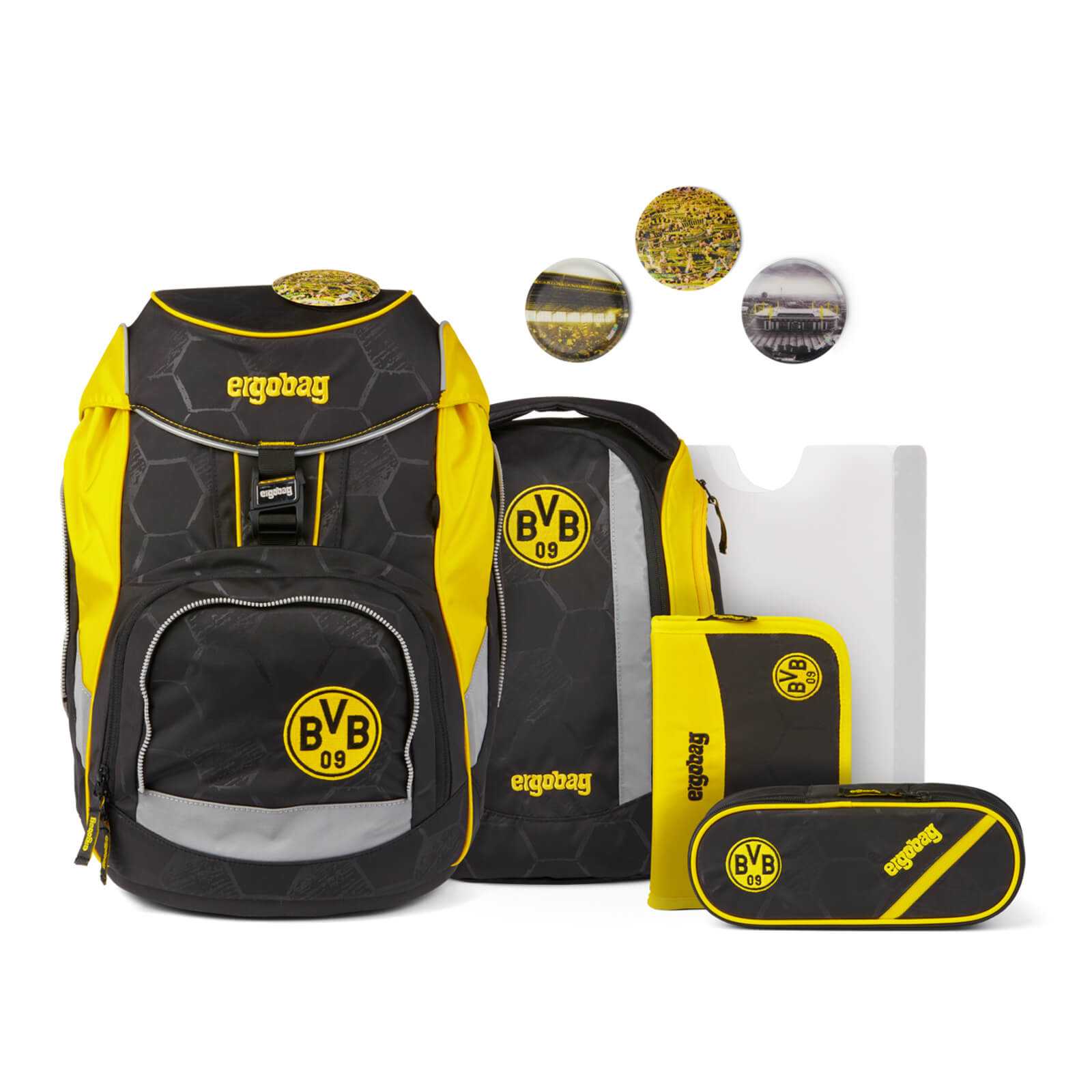 Frontalansicht des BVB-Schulrucksack-Set ergobag pack in schwarzgelb mit BVB-Emblem und ergobag-Logo, bestehend aus Rucksack, Sportbeutel, Federmäppchen und Brotdose.