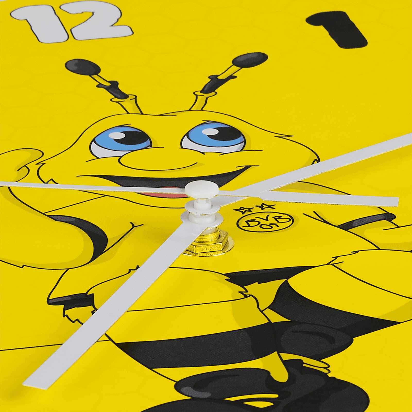 Detailansicht der gelben BVB-Kinder-Wanduhr EMMA mit EMMA-Motiv und BVB-Emblem auf dem Ziffernblatt, weiße Zeiger heben sich deutlich ab.