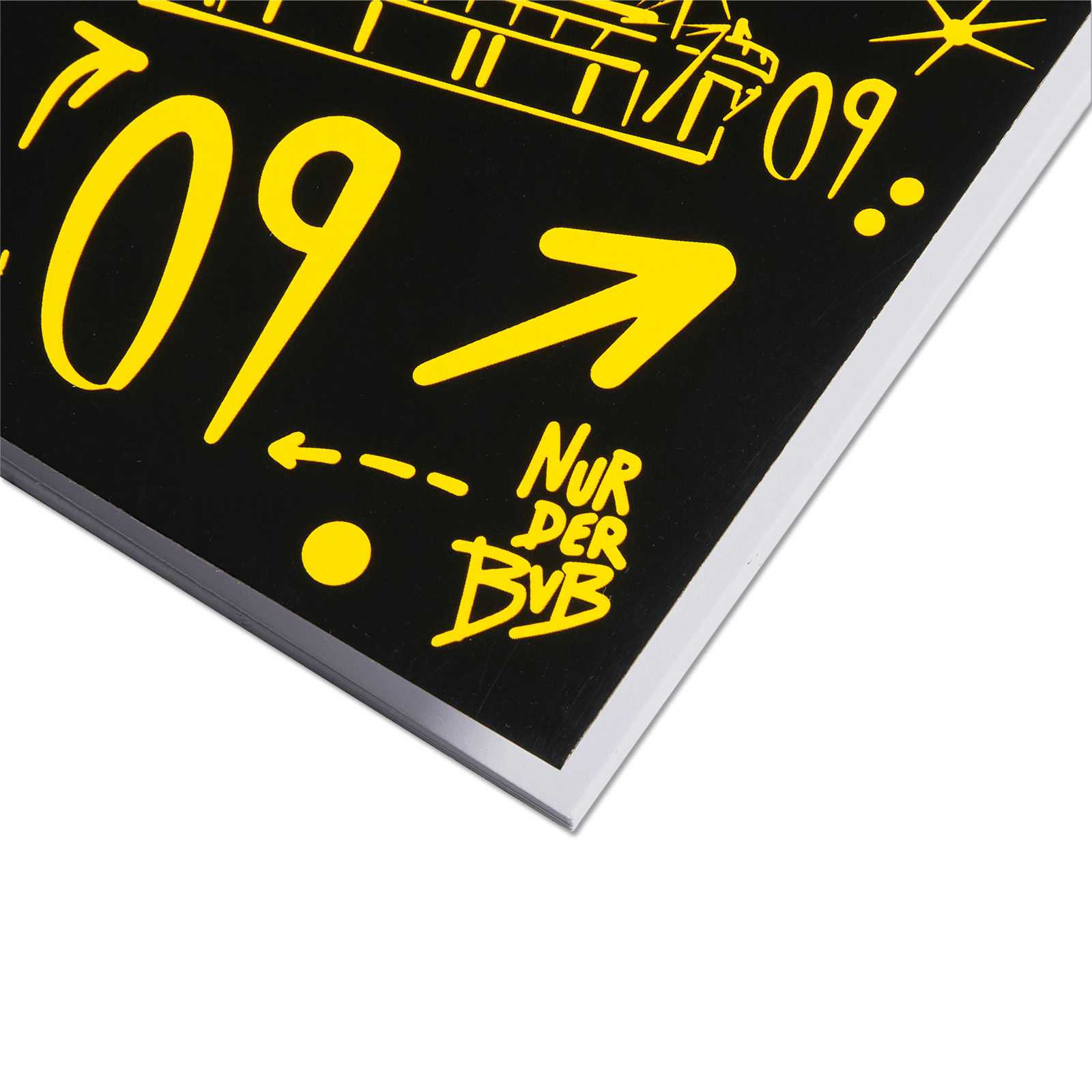 Detailansicht des BVB-Hausaufgabenhefts (A5) mit schwarzgelbem Cover, handgezeichneten Grafiken und Schriftzug „Nur der BVB“.