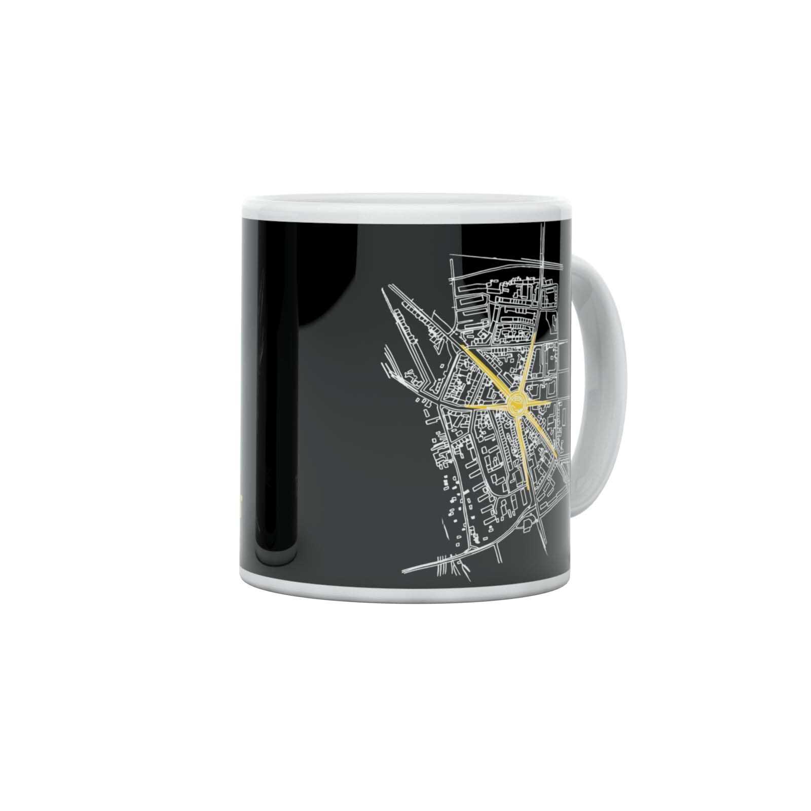 Seitenansicht der schwarzgelben BVB Tasse Leuchte auf mit Stadtplan-Design in Weiß und gelbem Lichtstrahl in der Mitte.