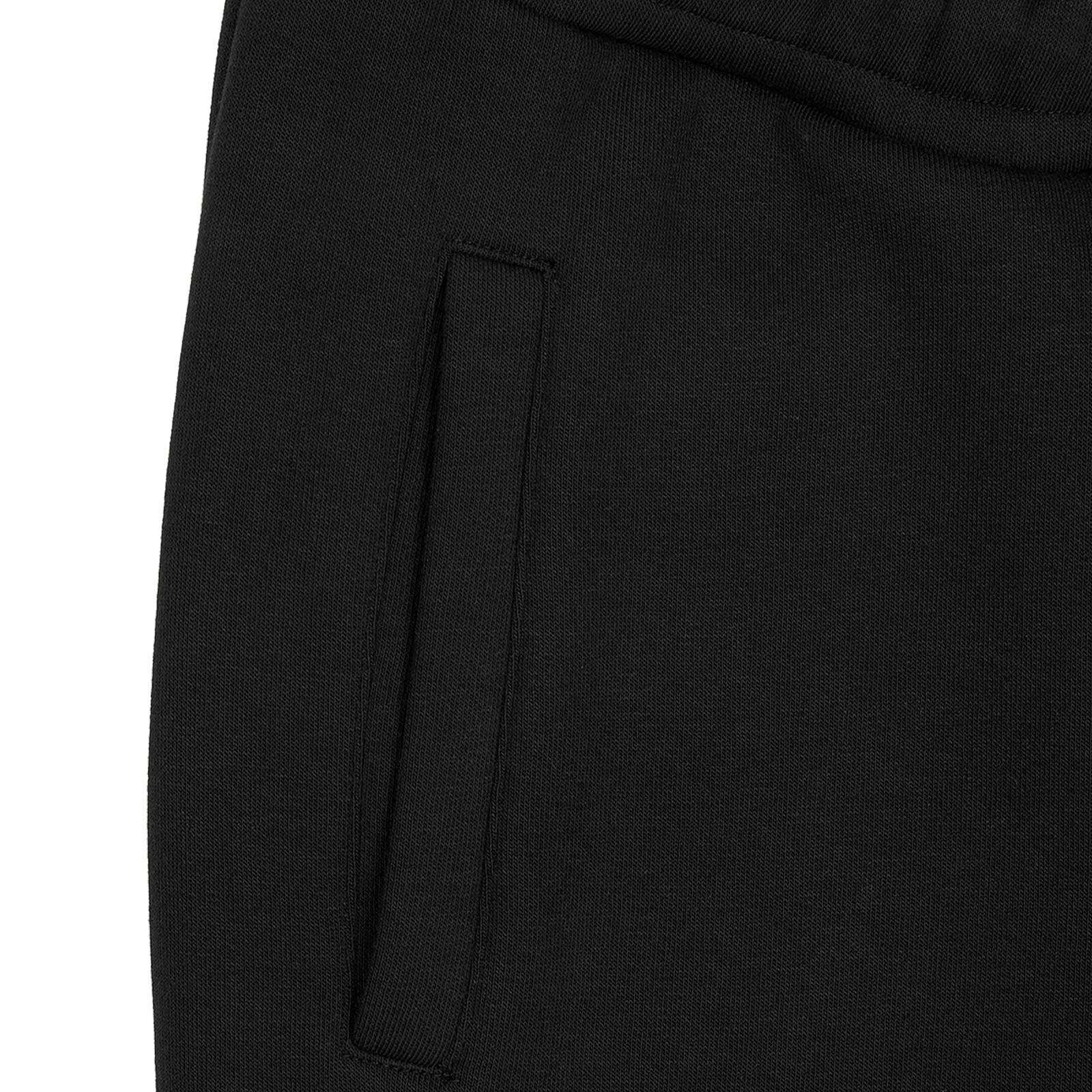 Detailansicht der BVB Sweathose Frauen Est. 1909 in Schwarz mit seitlicher Hosentasche; weiches Material, schlichte Ausführung ohne sichtbares BVB-Emblem.