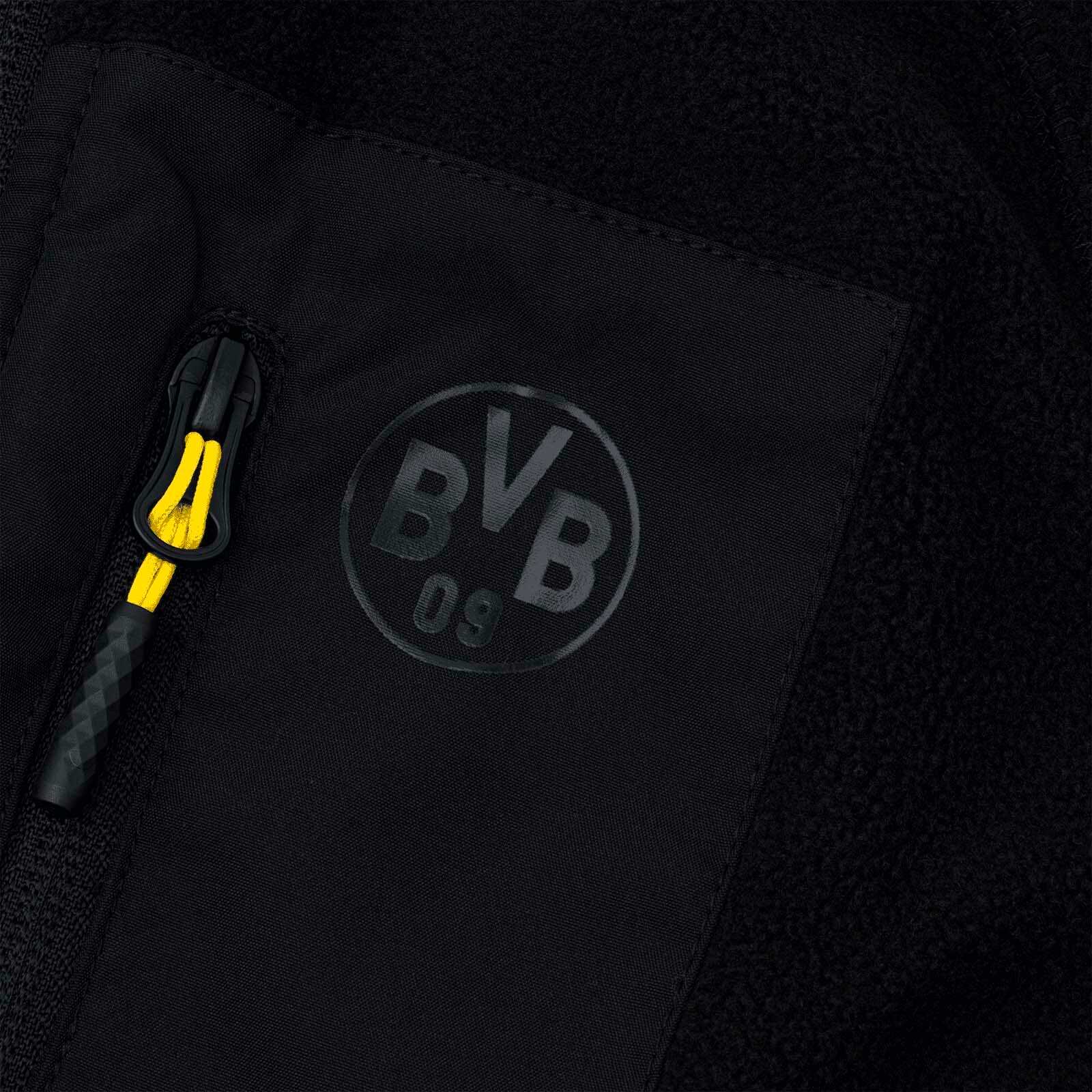 Detailansicht der schwarzen BVB-Fleecejacke Kinder mit sichtbarem BVB-Emblem und gelbschwarzem Zipper an der Tasche.
