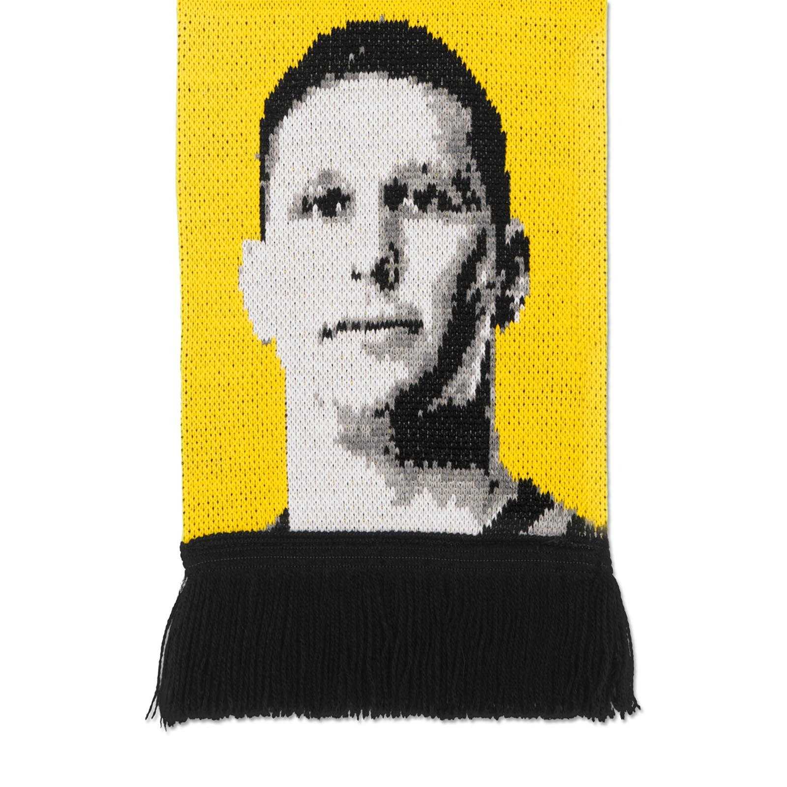 Detailansicht des BVB Schal Niklas Süle in schwarzgelb mit großem, gestricktem Porträt von Niklas Süle auf gelbem Hintergrund und schwarzen Fransen.