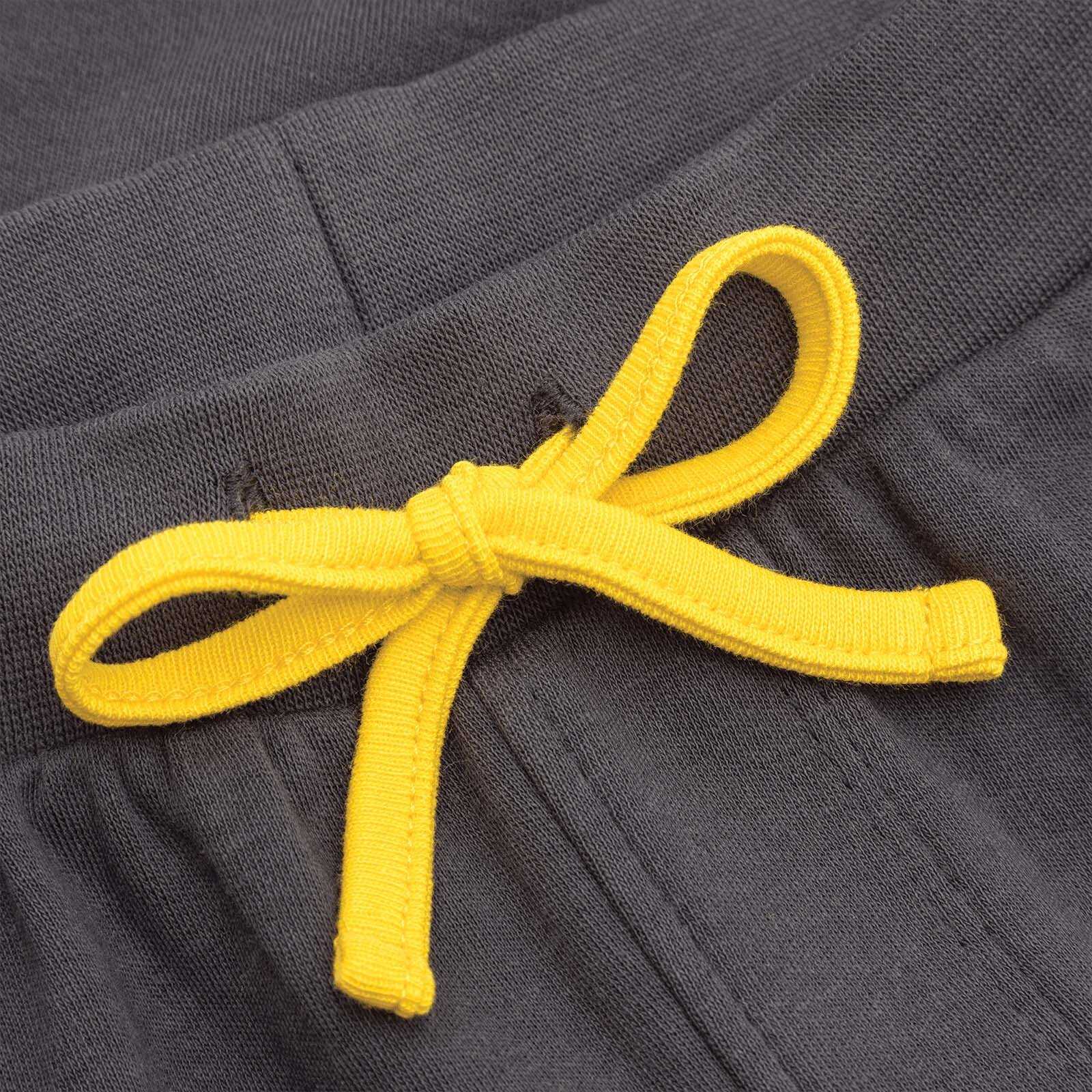 Detailansicht der schwarzgelben BVB Hose Kinder mit gelber Kordel am Bund, Stoffstruktur deutlich sichtbar.