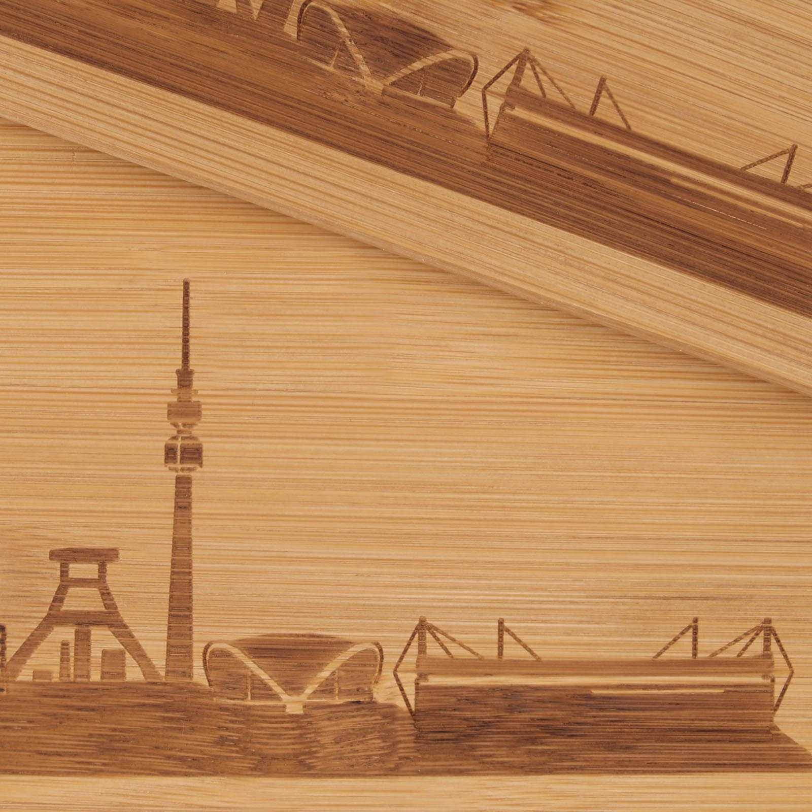 Detailansicht der BVB Frühstücksbrettchen aus Holz (2 Stück) mit eingeritzter Skyline von Dortmund inklusive SIGNAL IDUNA PARK.