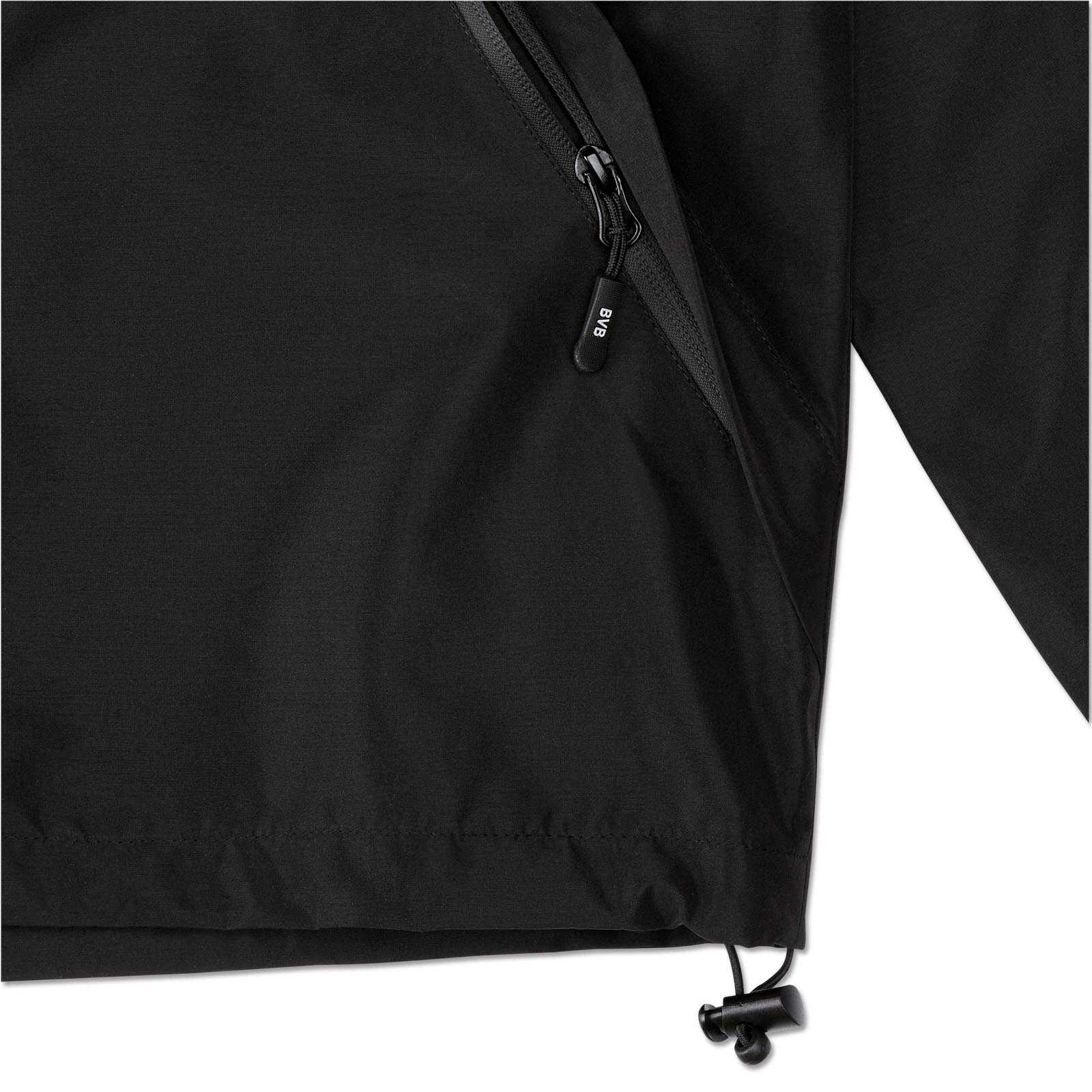 Detailansicht der schwarzgelben BVB Regenjacke mit Backprint, sichtbar ist ein Reißverschluss mit BVB-Schriftzug und verstellbarem Saum.