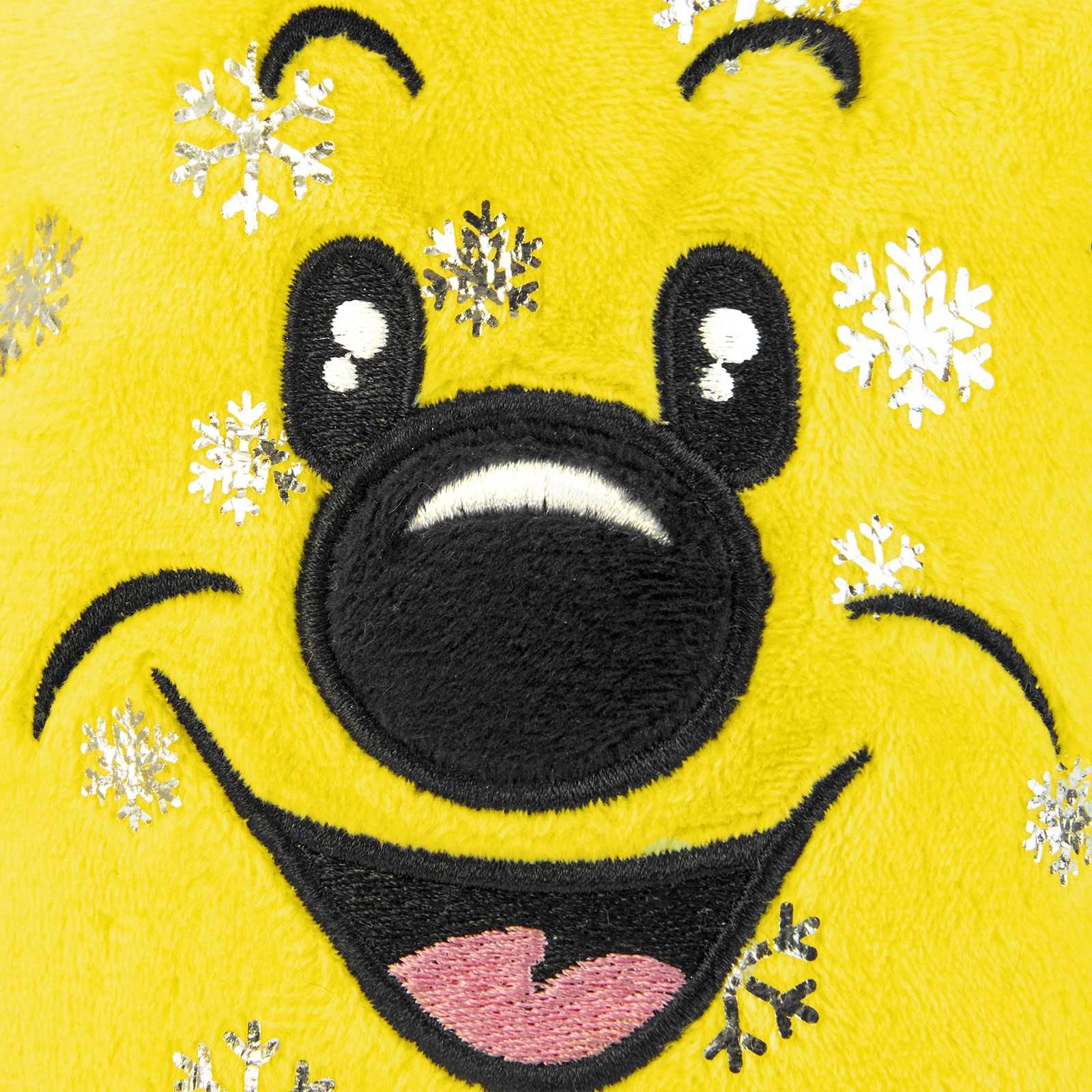 Detailansicht der BVB tanzenden und singenden Mütze, gelber Plüsch mit gesticktem Gesicht und silbernen Schneeflocken als Verzierung.