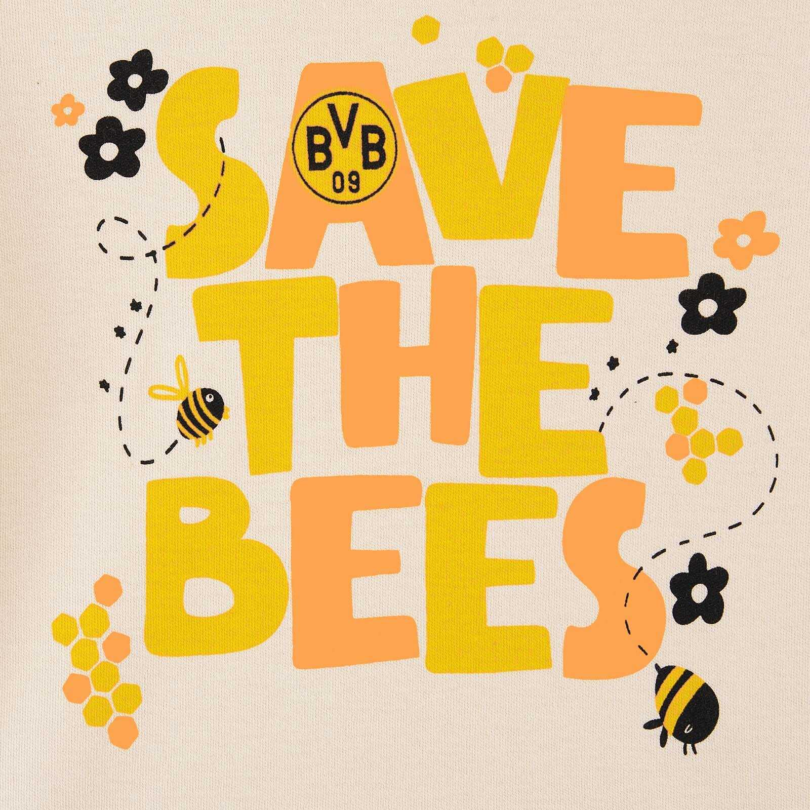 Detailansicht des BVB Babybody Save the bees aus cremefarbenem Stoff mit buntem Schriftzug, BVB-Emblem, Bienen und Blumen-Motiven auf der Vorderseite.