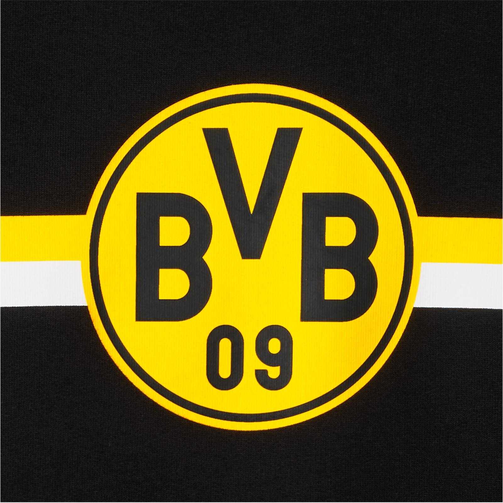 Detailansicht des BVB CLUB T-Shirts in schwarzgelb mit großem BVB-Emblem mittig auf der Brust und horizontalem gelbem sowie weißem Streifen.