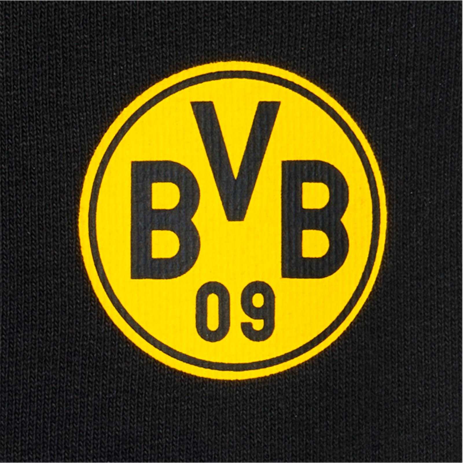 Detailansicht der BVB CLUB Freizeitshorts in schwarzgelb mit großem, aufgesticktem BVB-Emblem auf schwarzem Stoff.