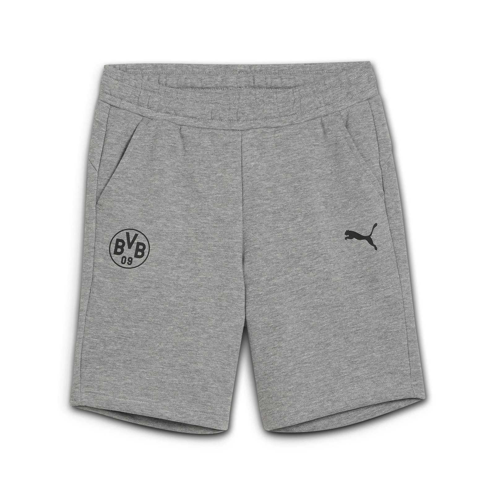 Vorderansicht der grauen BVB Shorts Essential 2025 mit schwarzem BVB-Emblem auf dem linken Bein und schwarzem Puma-Logo auf dem rechten Bein.
