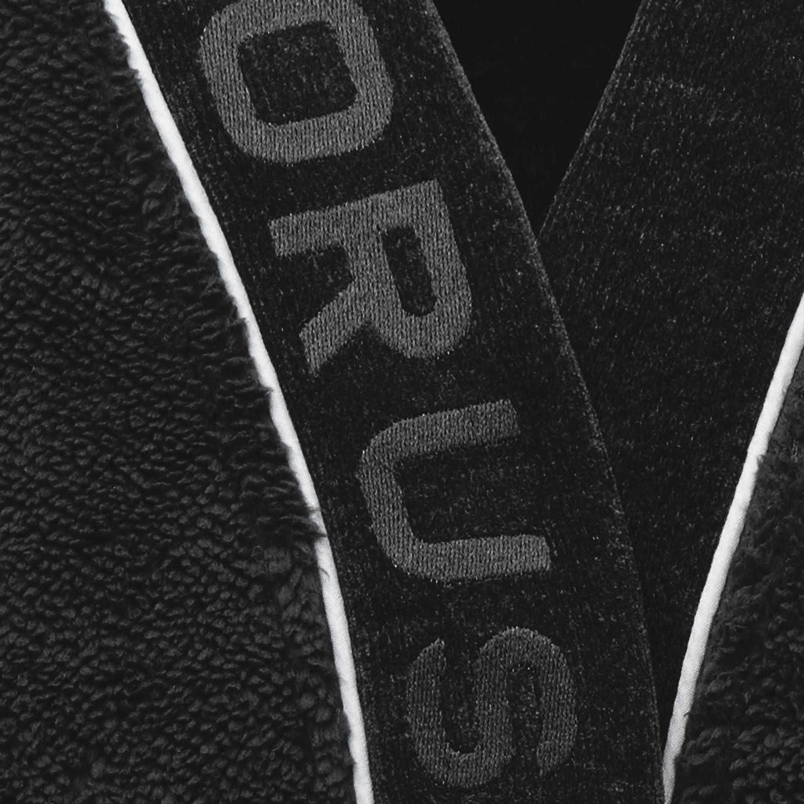 Detailansicht des schwarzgelben BVB Bademantel Herren aus Frottee mit gewebtem Schriftzug am Kragen und kontrastierenden weißen Kanten.