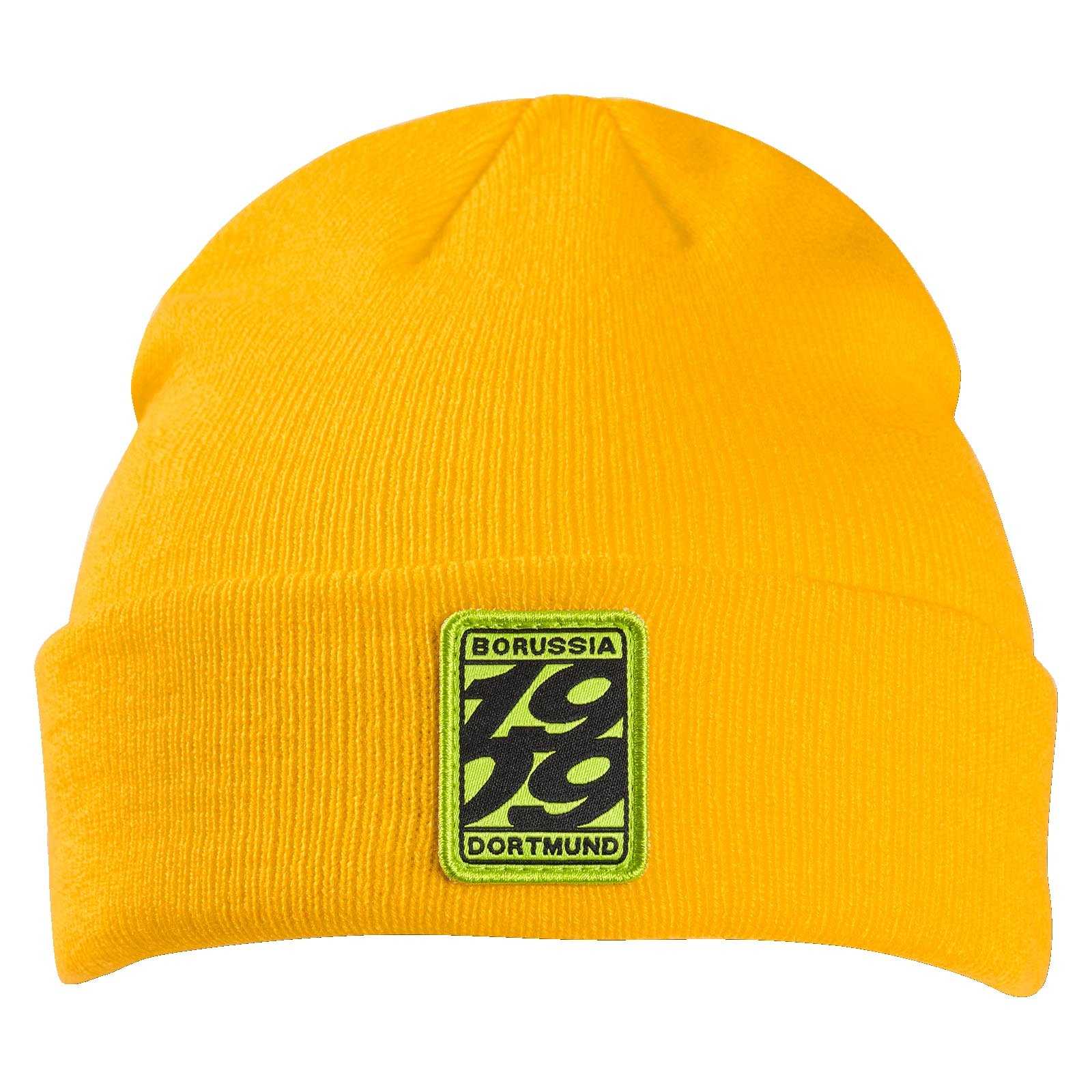 Vorderansicht der BVB Urban Beanie yellow, komplett gelbe Mütze mit aufgenähtem Patch „Borussia Dortmund 1909“ in schwarz auf der Front.
