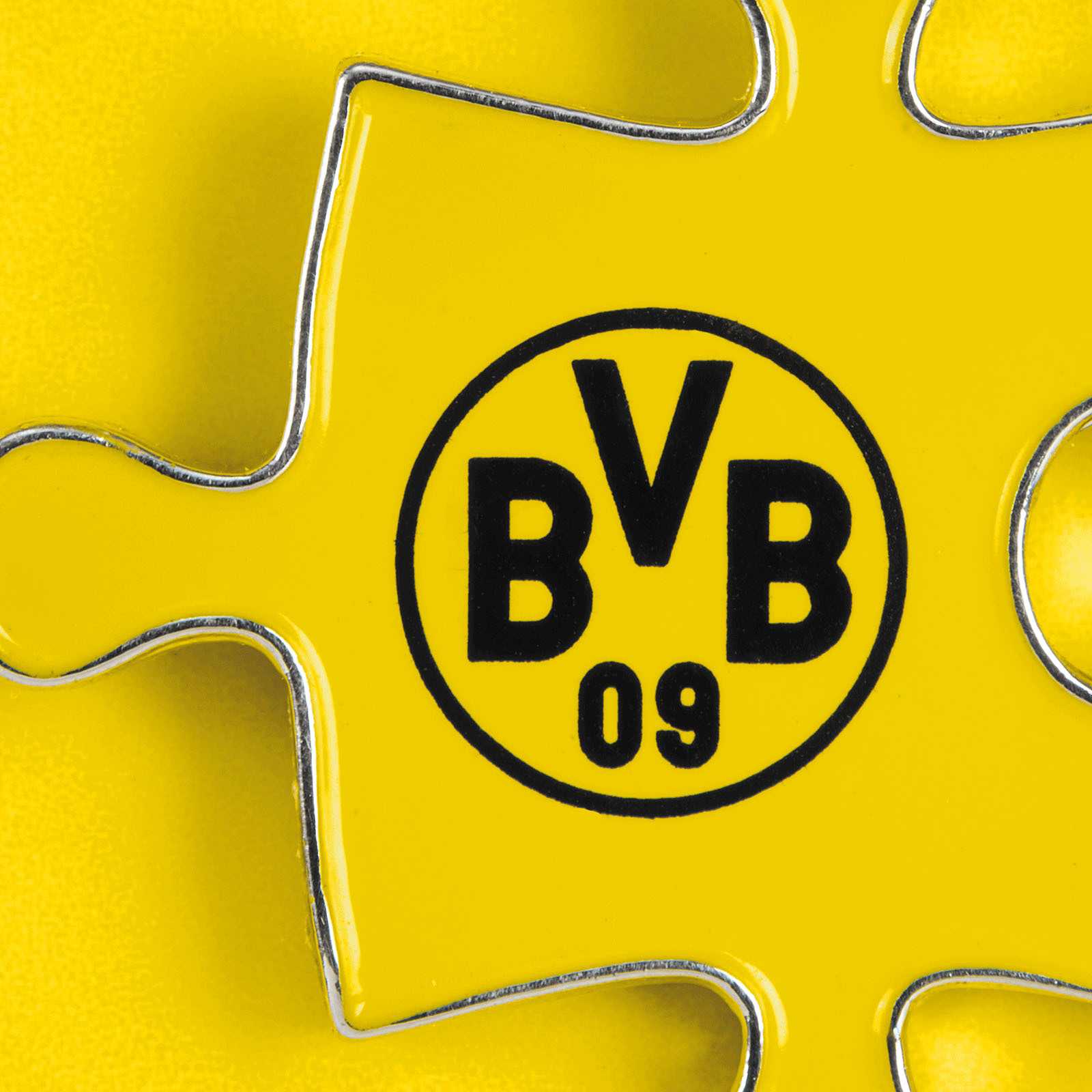Detailansicht des BVB Pin 2er Set Puzzelteile in gelb mit schwarzgelbem BVB-Emblem auf einem Puzzleteil.