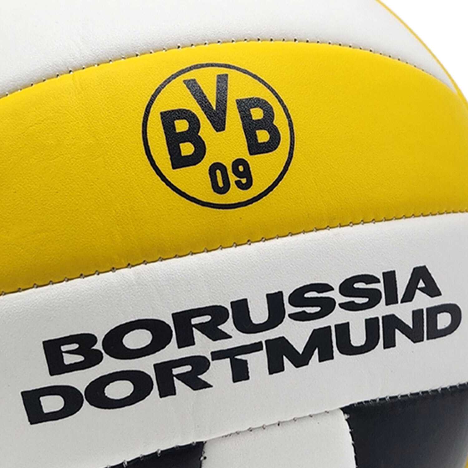 Detailansicht des BVB-Volleyballs in schwarzgelb mit BVB-Emblem und dem Schriftzug "Borussia Dortmund" auf weißem und gelbem Untergrund.