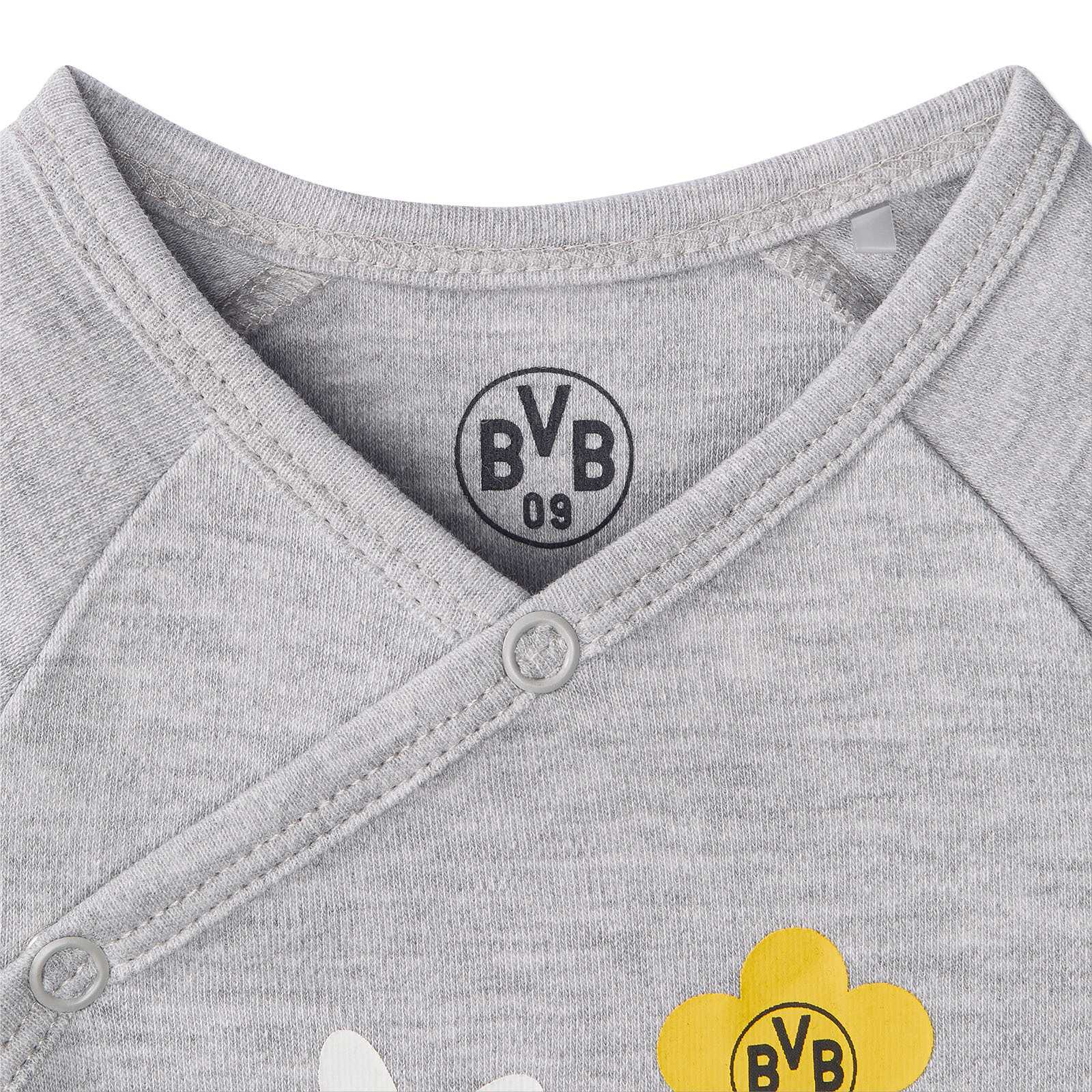 Detailansicht des grauen BVB Bienen Body Baby mit BVB-Emblem im Nacken und gelber Blume mit BVB-Logo auf der Vorderseite.