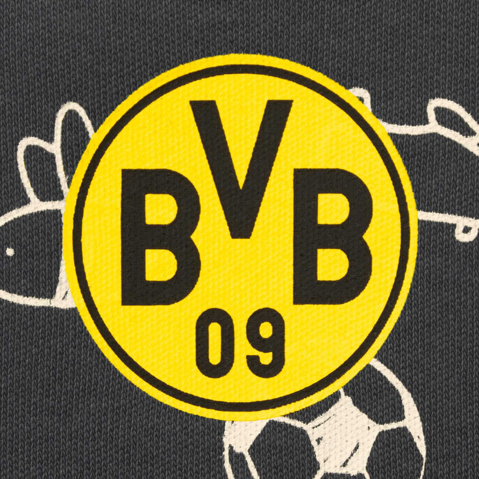 Detailansicht des BVB Print T-Shirt-Set Baby mit großem BVB-Emblem auf dunkelgrauem Stoff und gezeichneten Motiven wie Hase und Fußball im Hintergrund.