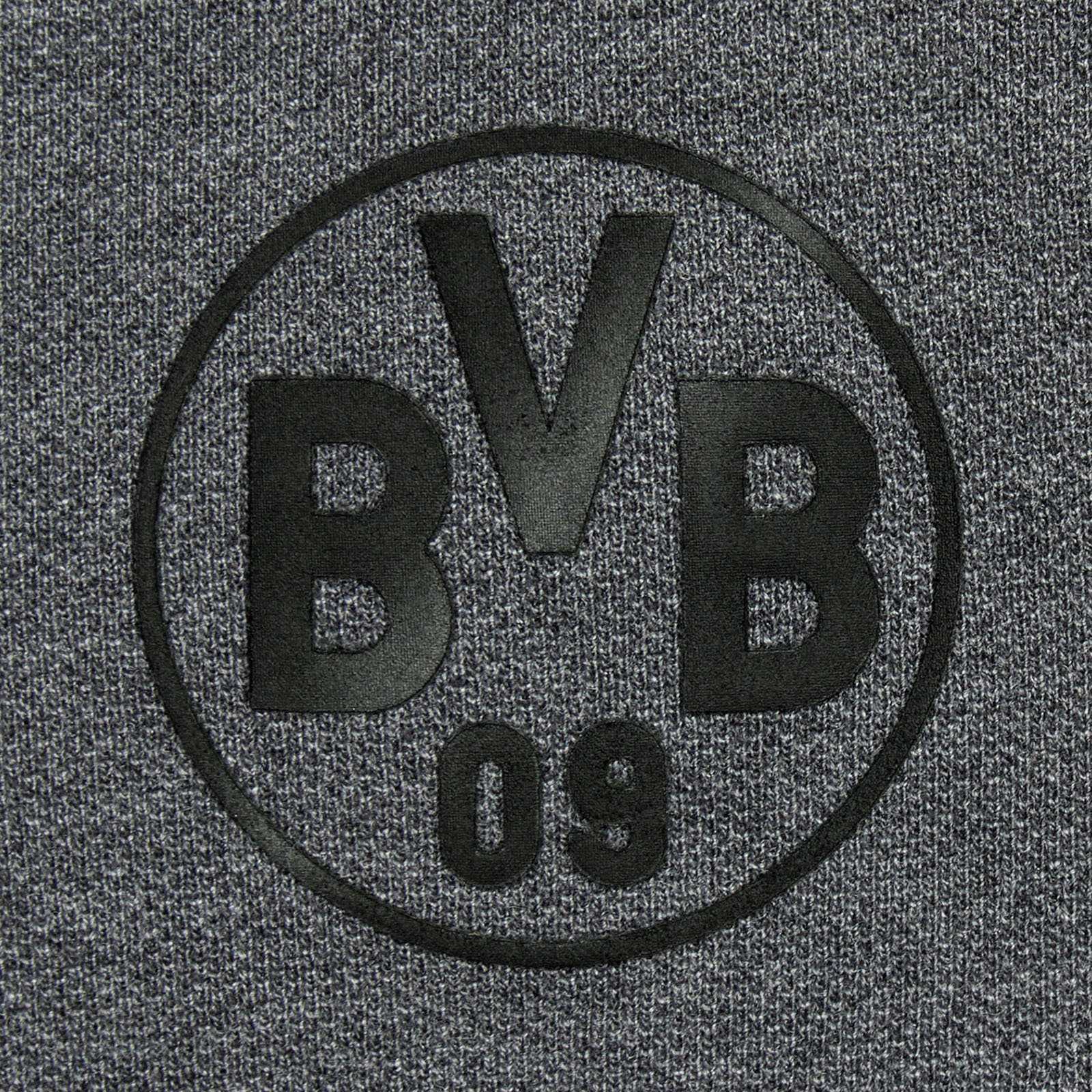 Detailansicht des BVB Poloshirt grau mit großem, schwarzem BVB-Emblem mittig auf dem grauen Stoff.