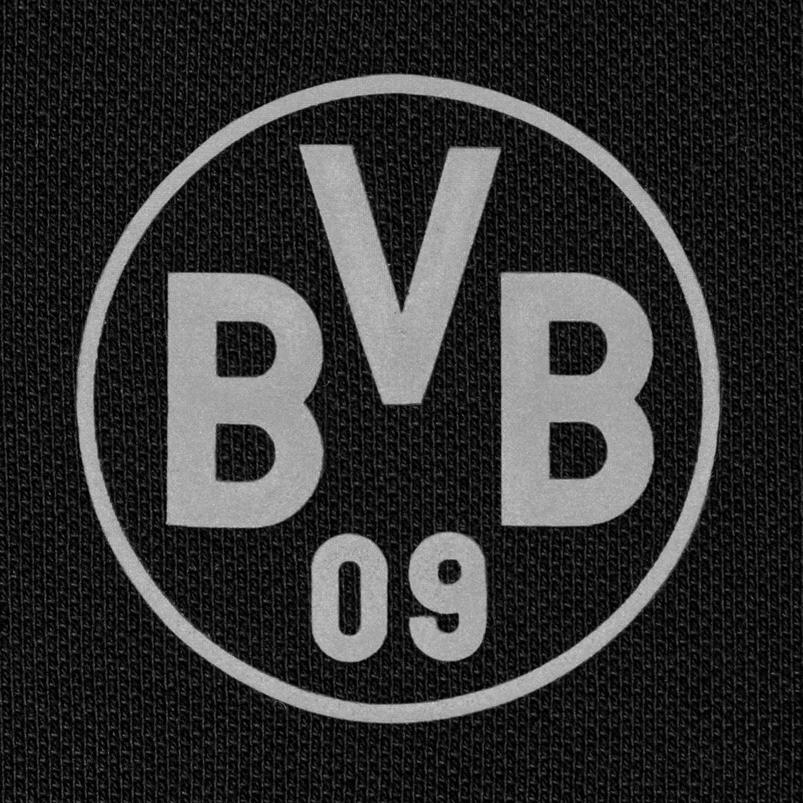 Detailansicht des BVB Poloshirt schwarz mit großem, silbergrauen BVB-Emblem auf schwarzem Stoff.