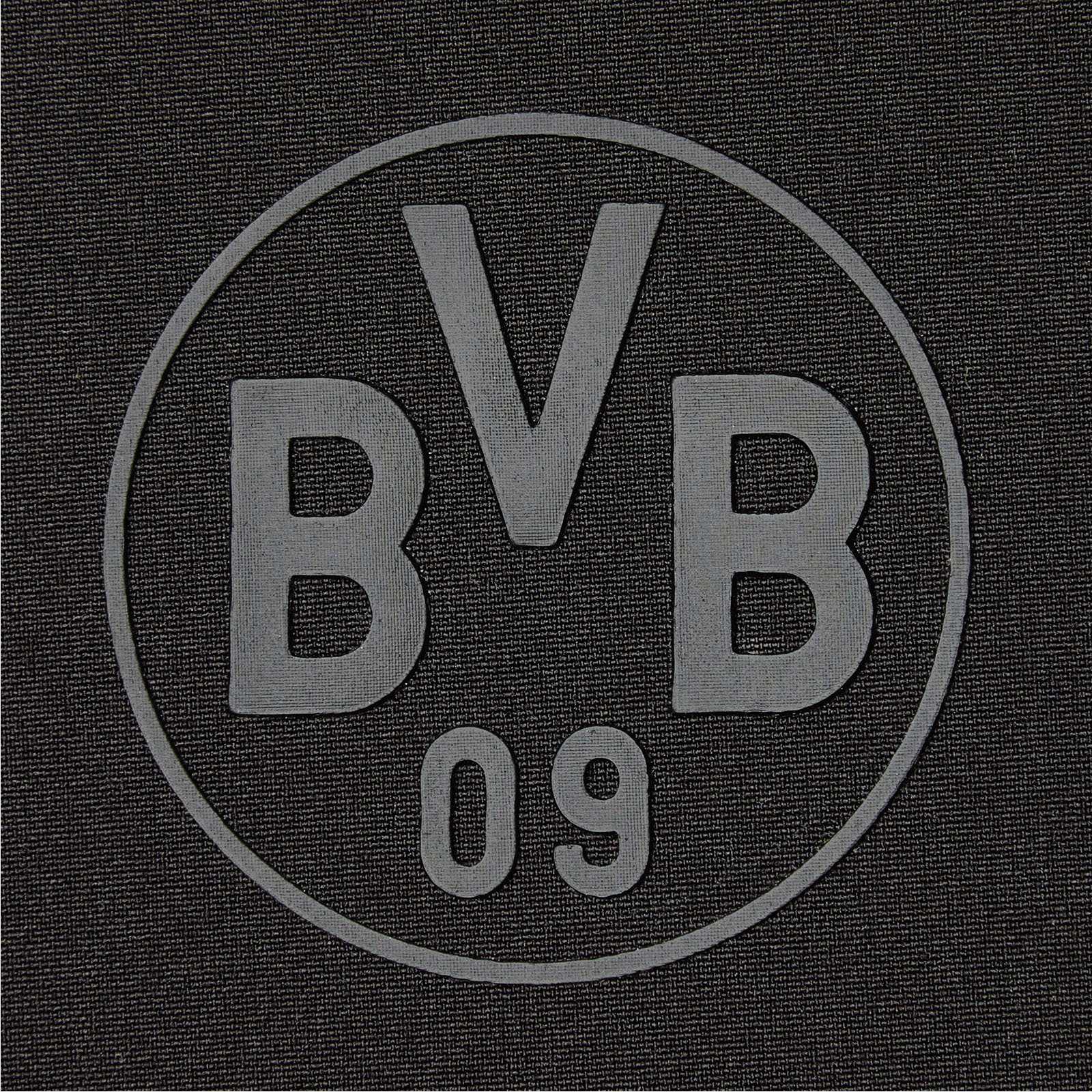 Detailansicht der BVB Übergangsjacke schwarz mit großem, dezentem BVB-Emblem im Ton-in-Ton-Design auf schwarzem Stoff.