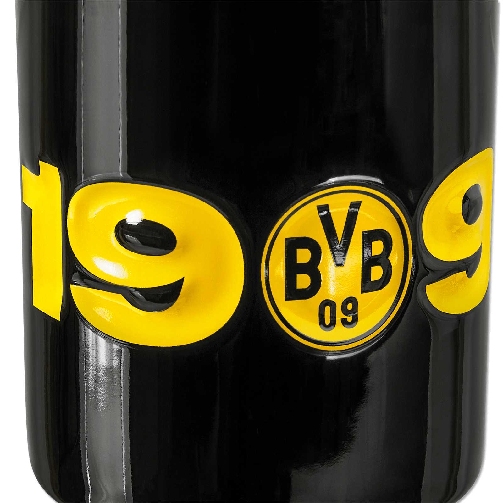 Detailansicht der schwarzgelben BVB 1909-Tasse mit gelber Prägung "1909" und zentral platziertem BVB-Emblem auf schwarzem Hintergrund.