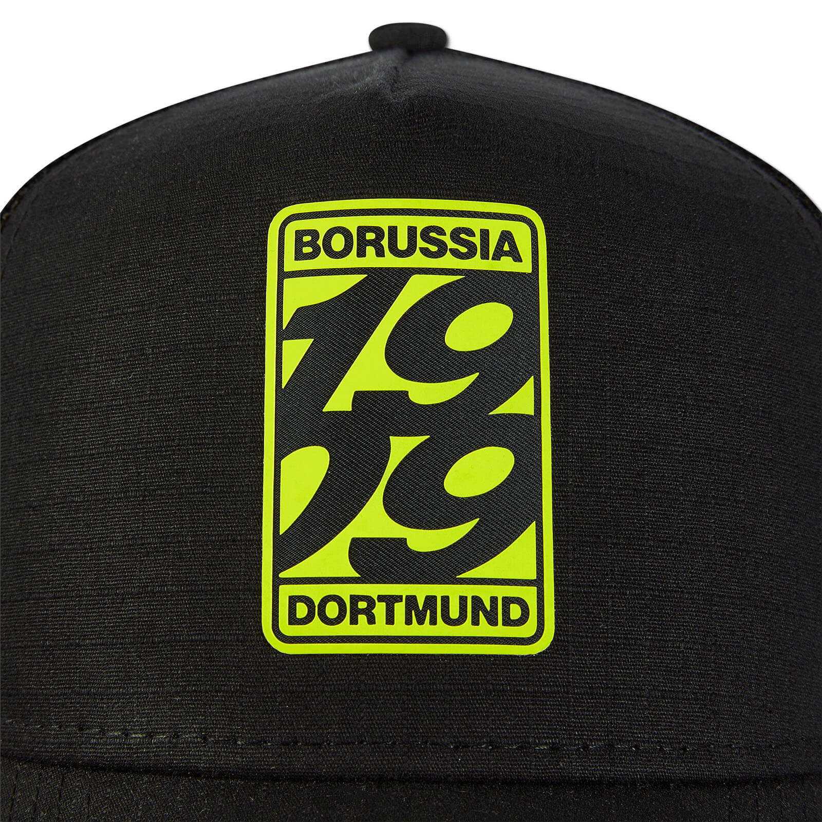 Detailansicht der schwarzgelben BVB Cap New Era 9FORTY Trucker 1909 mit auffälligem gelbem Patch "Borussia Dortmund 1909" auf der Front.
