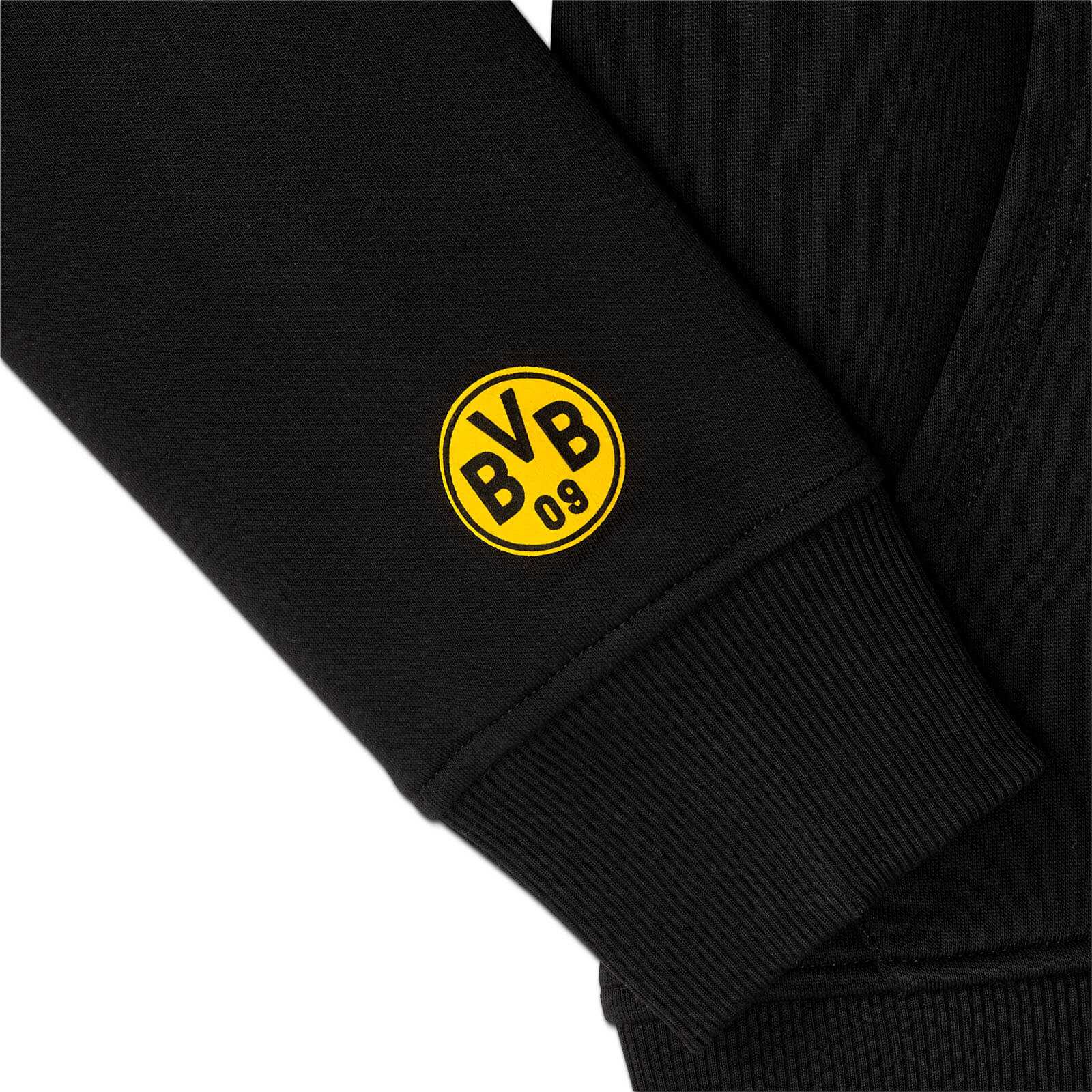 Detailansicht des schwarzen BVB Rainbow Hoodie Unisex mit gelbem BVB-Emblem auf dem Ärmelbündchen.