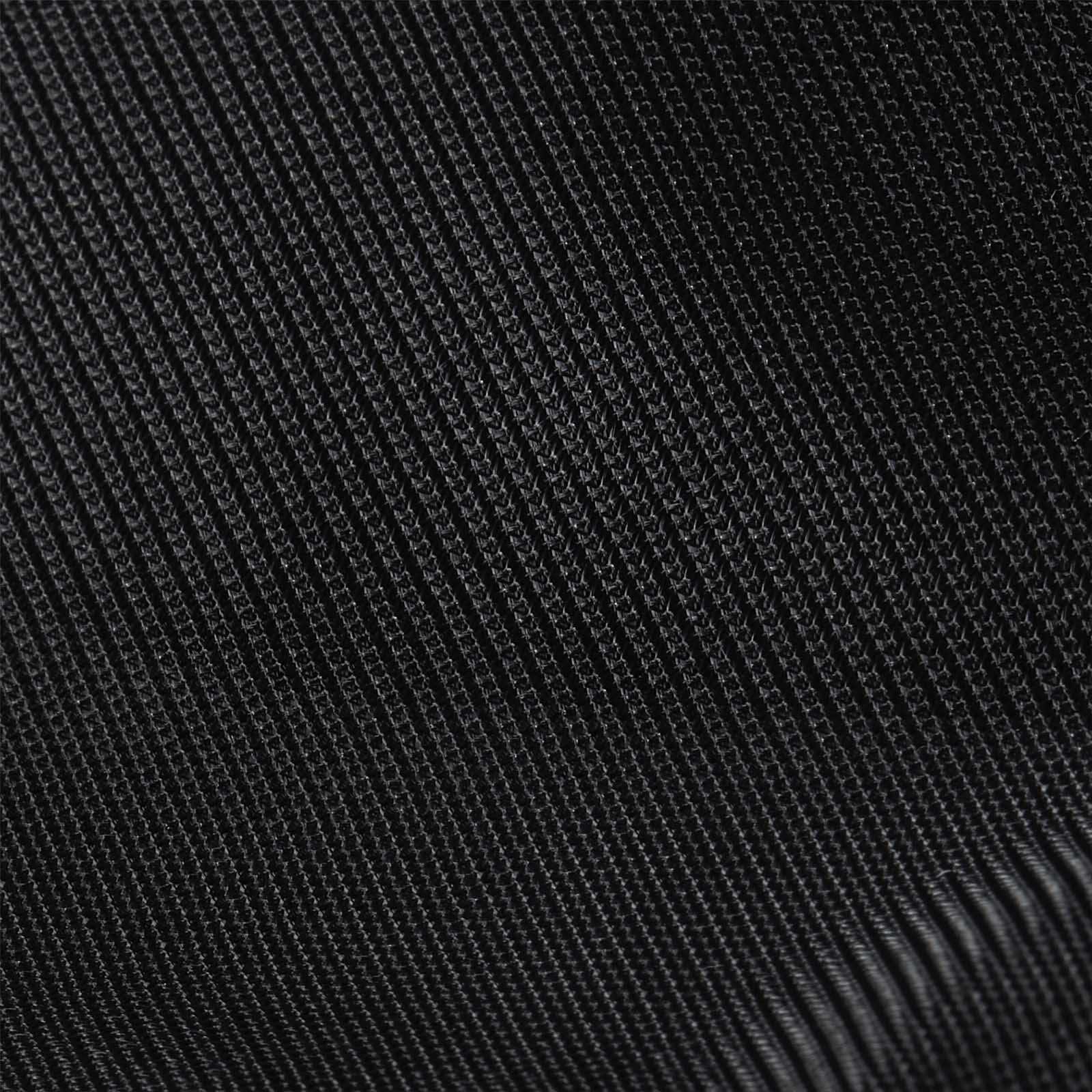 Detailansicht des Stoffes der BVB-Hissfahne schwarz 250x150cm; die schwarze, strukturierte Flaggenoberfläche ist im Nahaufnahme dargestellt.
