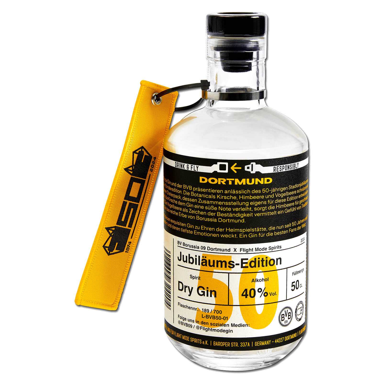 Vorderansicht der BVB Gin "Flight Mode" Jubiläums-Edition-Flasche zum Stadionjubiläum mit schwarzgelbem Anhänger und BVB-Emblem auf dem Etikett.