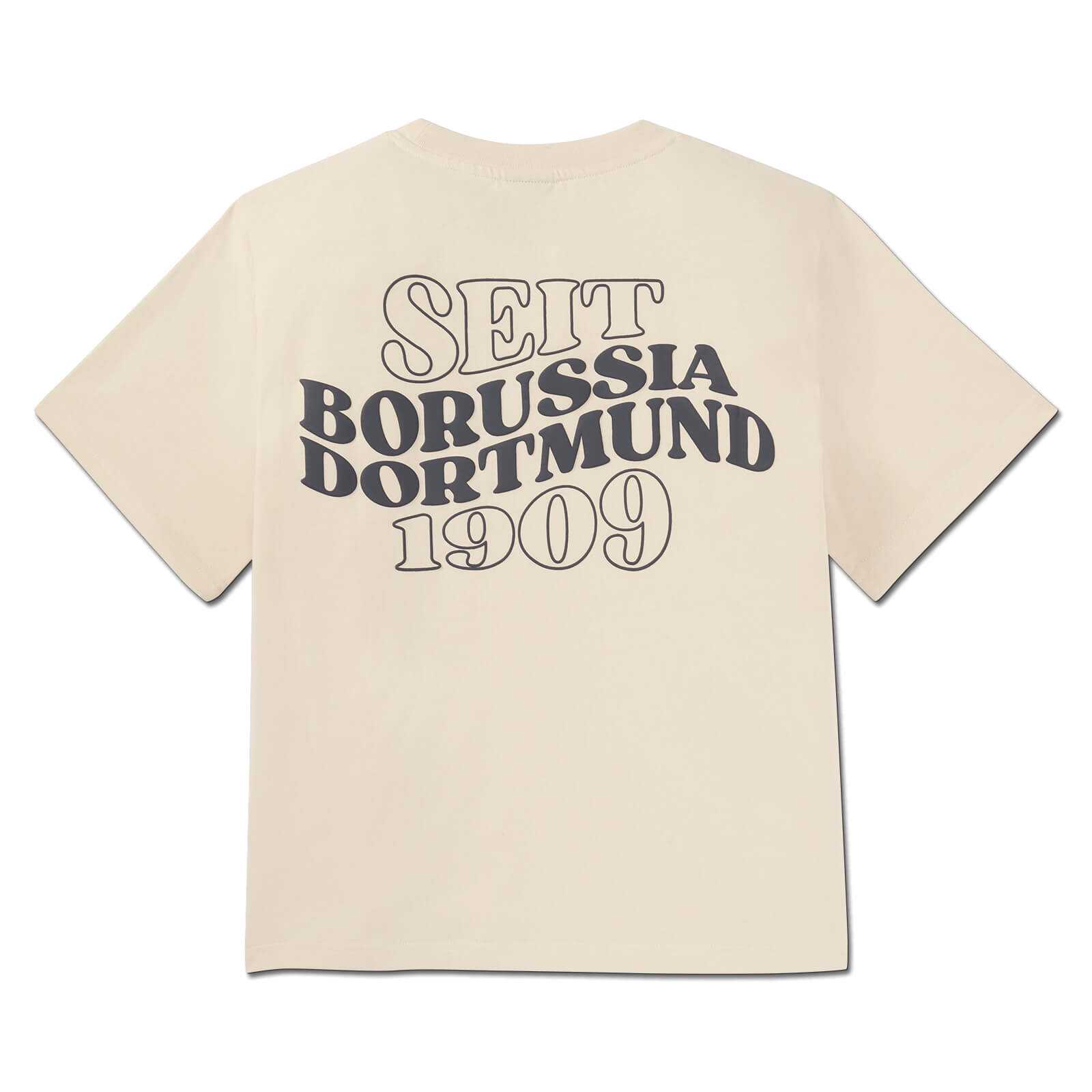 Rückansicht des BVB Drift T-Shirt Damen in Beige mit großem, schwarzem Schriftzug „SEIT BORUSSIA DORTMUND 1909“ auf dem Rücken.