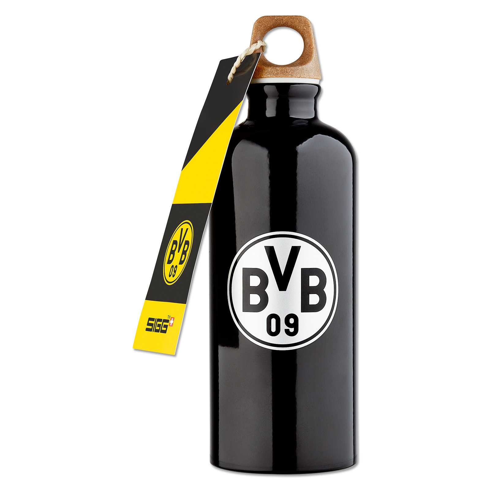 Frontansicht der BVB SIGG Trinkflasche schwarz 0,6l mit großem BVB-Emblem, Holzdeckel und schwarzgelbem Anhänger. SIGG-Logo am Etikett sichtbar.