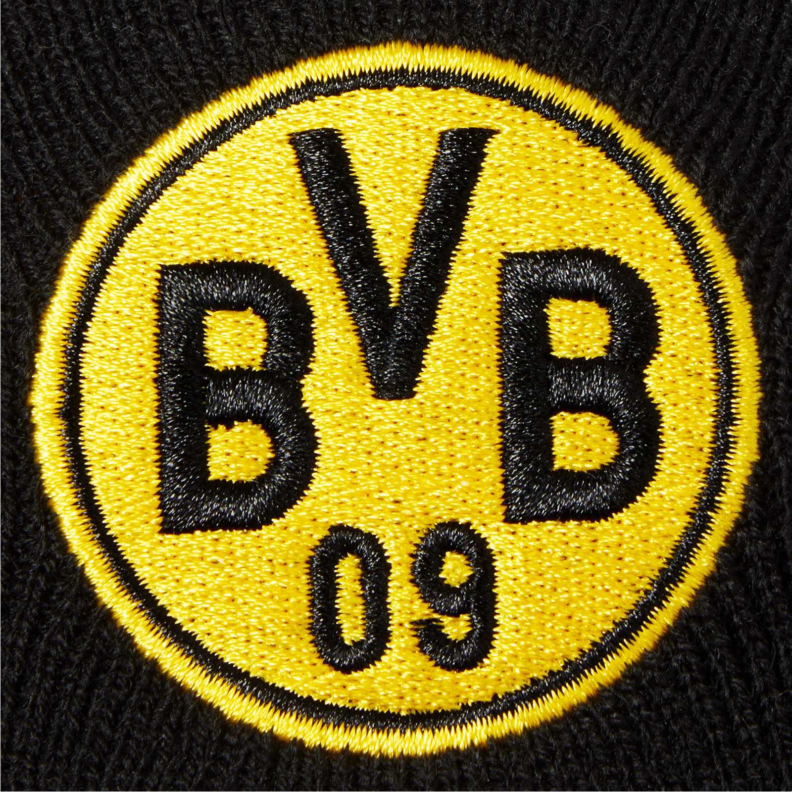Detailansicht der schwarzgelben BVB Logo Beanie wendbar mit großem, gesticktem BVB-Emblem auf schwarzem Strickmaterial.