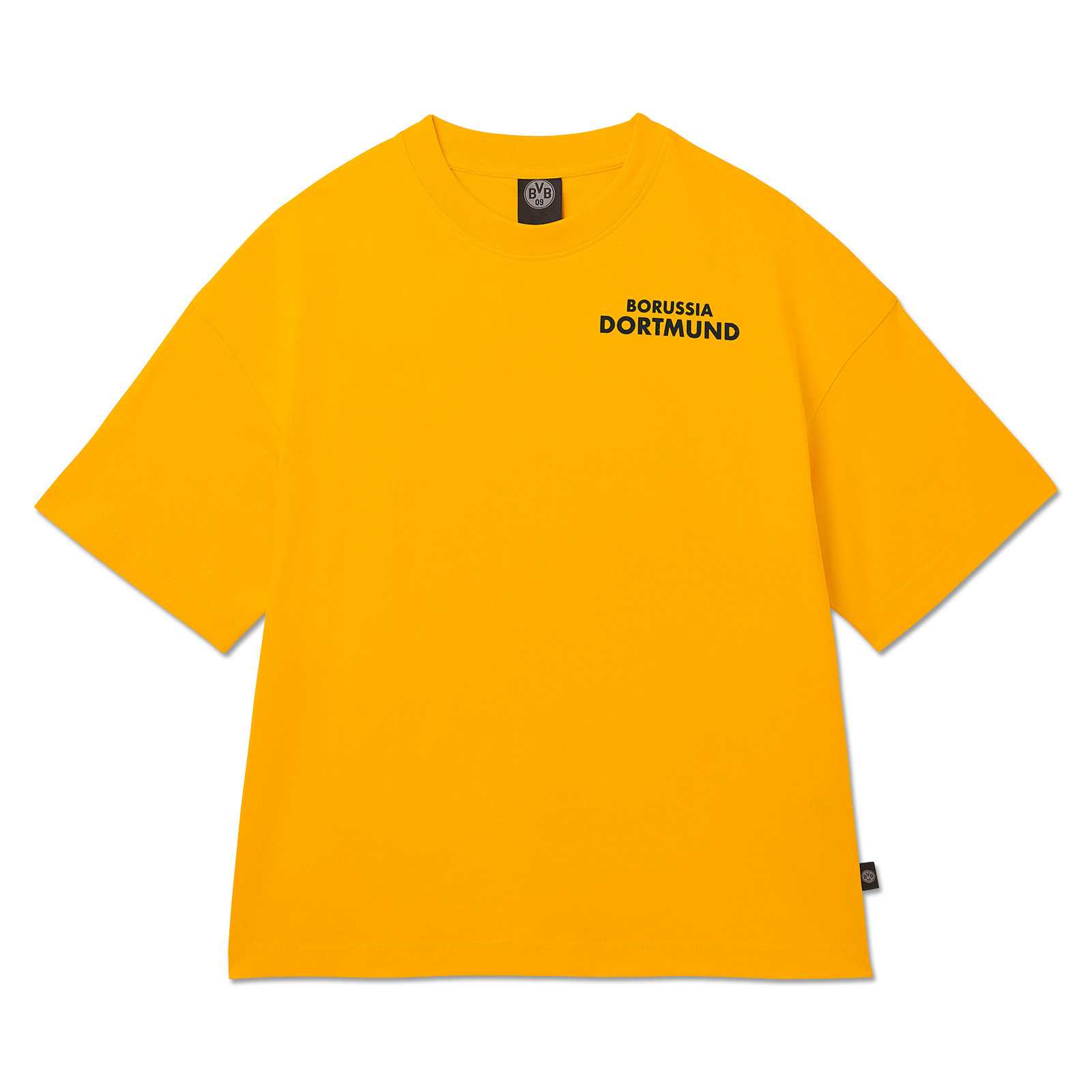 Vorderansicht des gelben BVB Retro T-Shirts mit schwarzem "BORUSSIA DORTMUND"-Schriftzug auf der Brust und kleinem BVB-Emblem am Kragen.