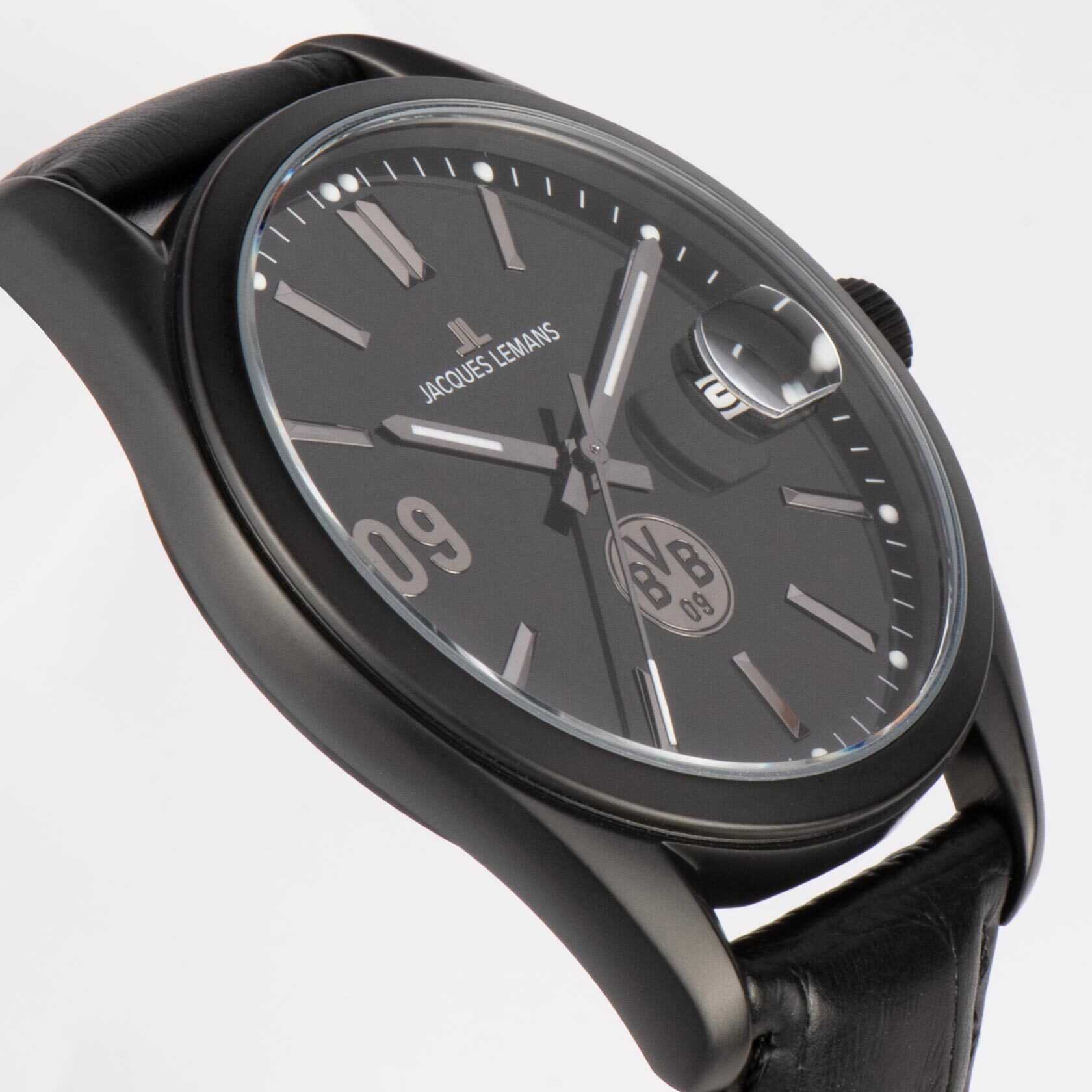 Detailansicht der BVB Uhr mit Lederband von Jacques Lemans, schwarzes Zifferblatt mit BVB-Emblem und Jacques Lemans Logo.