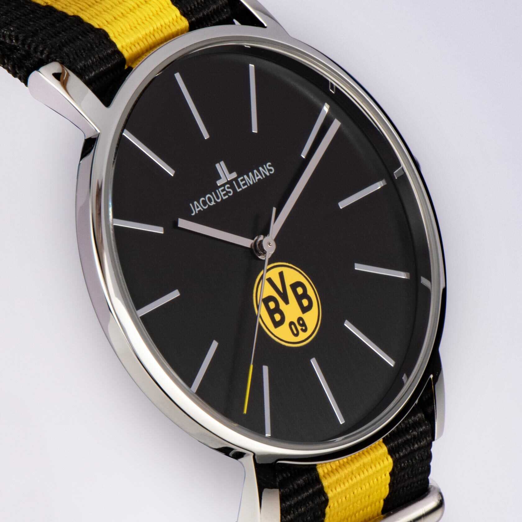 Detailansicht der BVB Uhr mit Nylonband von Jacques Lemans, schwarzgelbes Armband und BVB-Emblem auf schwarzem Zifferblatt.