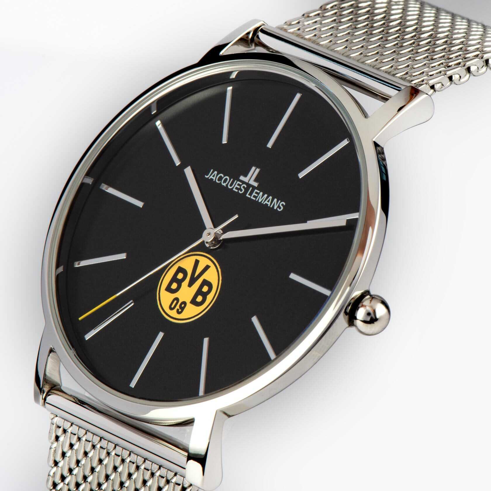 Detailansicht der BVB Uhr Unisex mit Milanaiseband von Jacques Lemans, schwarzgelbes BVB-Emblem auf dem Zifferblatt, silberfarbenes Gehäuse.