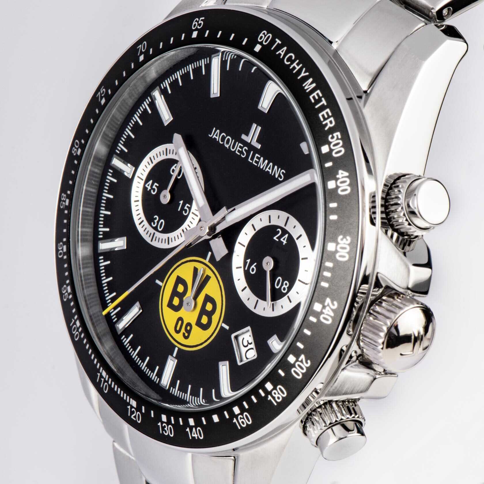 Detailansicht des BVB Chronograph mit Metallband von Jacques Lemans, schwarzes Zifferblatt mit BVB-Emblem und Jacques Lemans Branding.