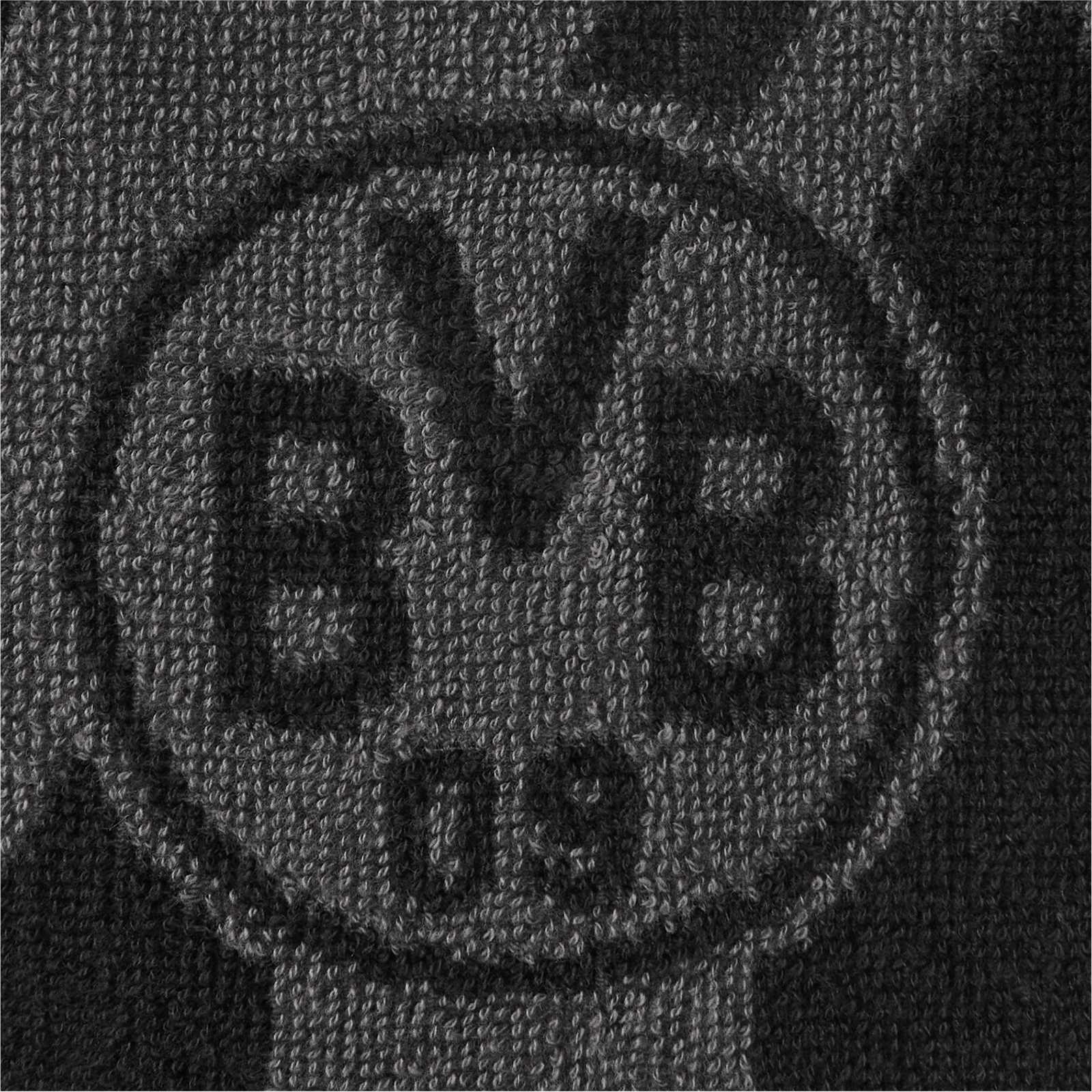 Detailansicht des BVB Waschhandschuh grau/schwarz 2er Set mit eingewebtem BVB-Emblem auf der strukturierten Stoffoberfläche.